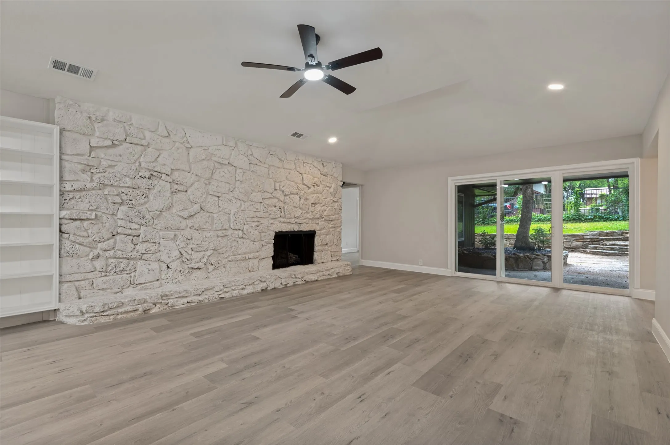 Single Family Residence For Sale in Tarrant County , 2117 Franklin Drive, Arlington, Texas 76011, 5 Bedroom, 4 Bathroom, 2 Garage spaces, 2,804 Sqft, built in 1973, mls#21303848, Real Estate Agent in Arlington, Homes For Sale in Tarrant county, Homes For Sale in Arlington, Realtor in Arlington Texas, Real Estate Brokerage Independent Realty Texas, Luminita Cordes Realtor