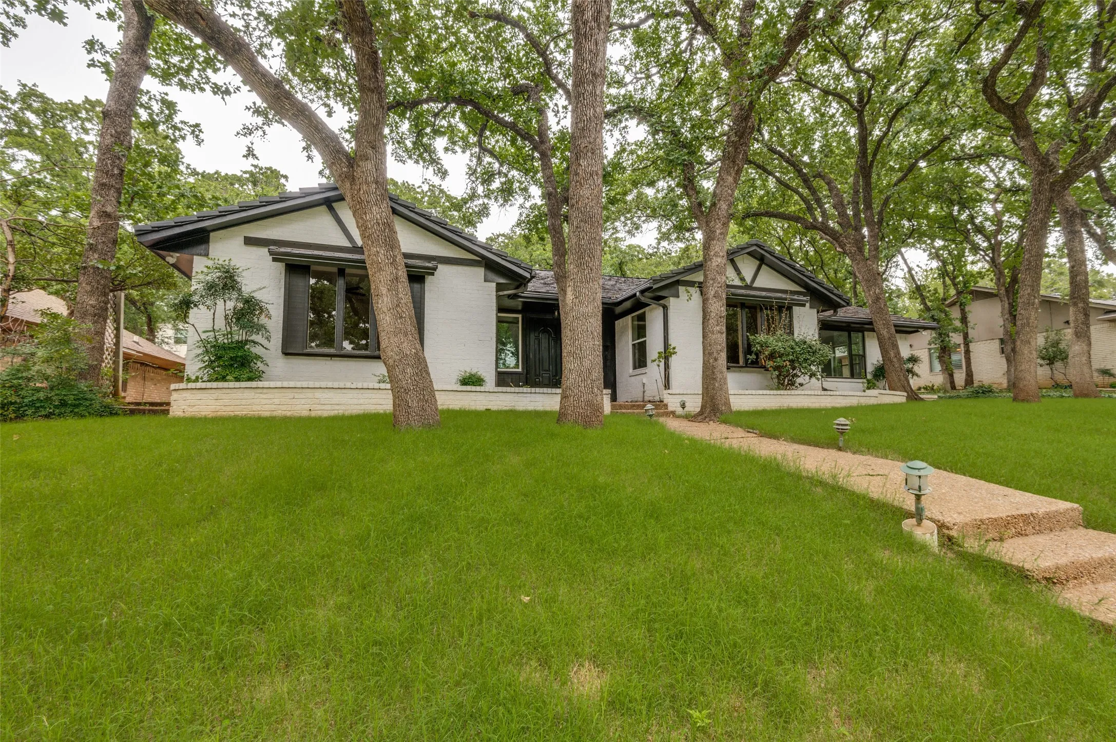 Single Family Residence For Sale in Tarrant County , 2117 Franklin Drive, Arlington, Texas 76011, 5 Bedroom, 4 Bathroom, 2 Garage spaces, 2,804 Sqft, built in 1973, mls#21303848, Real Estate Agent in Arlington, Homes For Sale in Tarrant county, Homes For Sale in Arlington, Realtor in Arlington Texas, Real Estate Brokerage Independent Realty Texas, Luminita Cordes Realtor