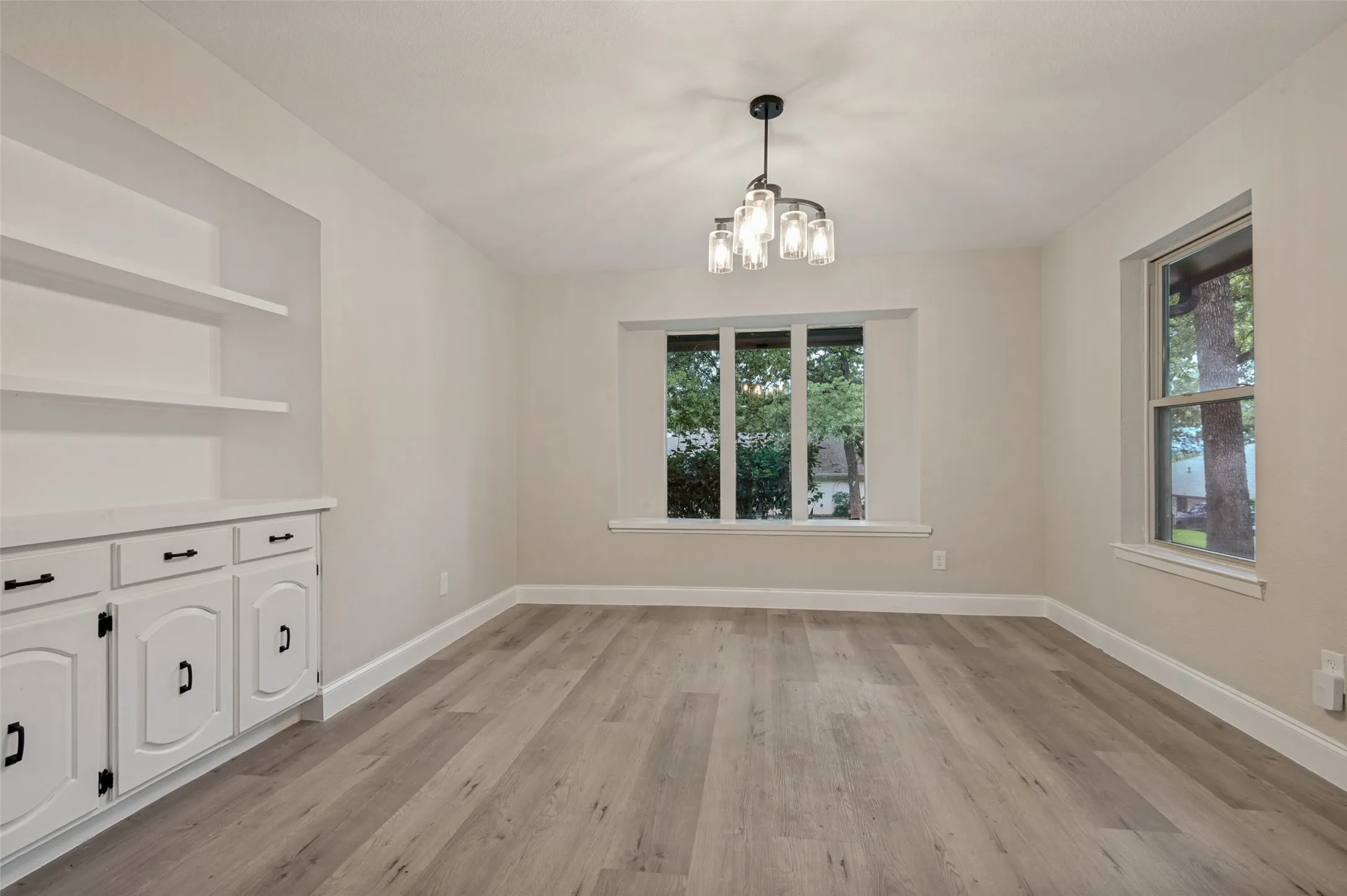 Single Family Residence For Sale in Tarrant County , 2117 Franklin Drive, Arlington, Texas 76011, 5 Bedroom, 4 Bathroom, 2 Garage spaces, 2,804 Sqft, built in 1973, mls#21303848, Real Estate Agent in Arlington, Homes For Sale in Tarrant county, Homes For Sale in Arlington, Realtor in Arlington Texas, Real Estate Brokerage Independent Realty Texas, Luminita Cordes Realtor
