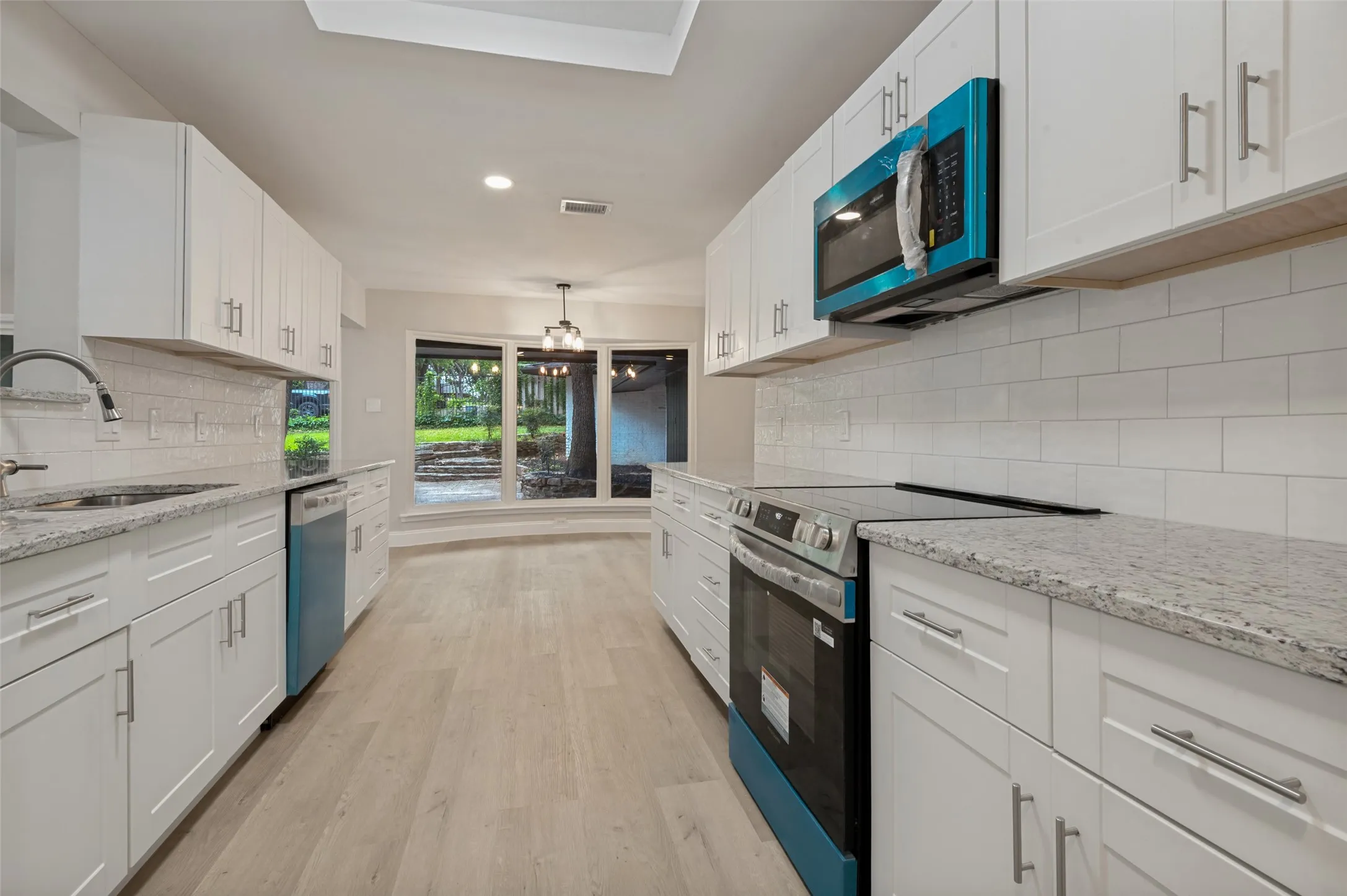 Single Family Residence For Sale in Tarrant County , 2117 Franklin Drive, Arlington, Texas 76011, 5 Bedroom, 4 Bathroom, 2 Garage spaces, 2,804 Sqft, built in 1973, mls#21303848, Real Estate Agent in Arlington, Homes For Sale in Tarrant county, Homes For Sale in Arlington, Realtor in Arlington Texas, Real Estate Brokerage Independent Realty Texas, Luminita Cordes Realtor