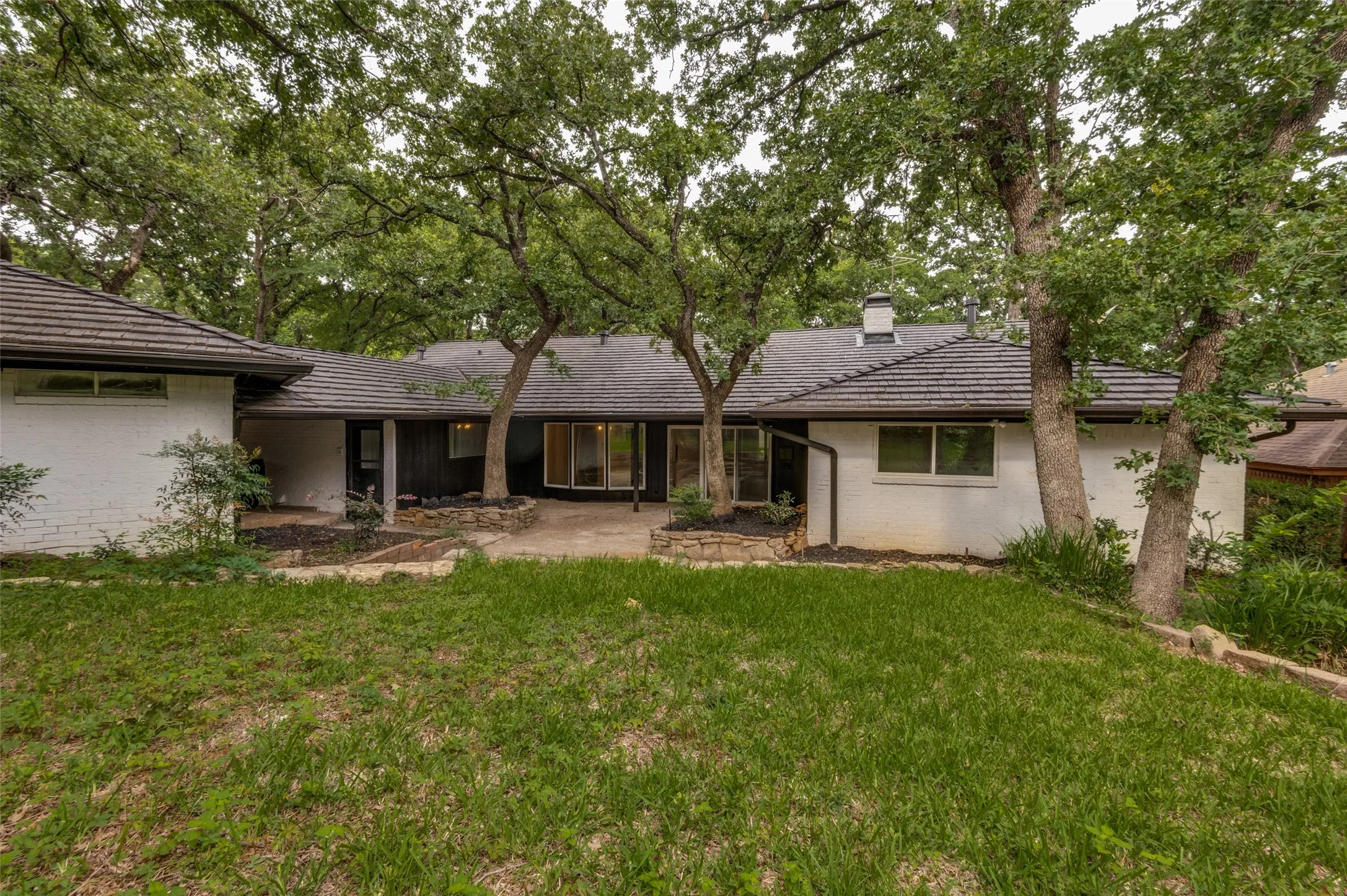 Single Family Residence For Sale in Tarrant County , 2117 Franklin Drive, Arlington, Texas 76011, 5 Bedroom, 4 Bathroom, 2 Garage spaces, 2,804 Sqft, built in 1973, mls#21303848, Real Estate Agent in Arlington, Homes For Sale in Tarrant county, Homes For Sale in Arlington, Realtor in Arlington Texas, Real Estate Brokerage Independent Realty Texas, Luminita Cordes Realtor