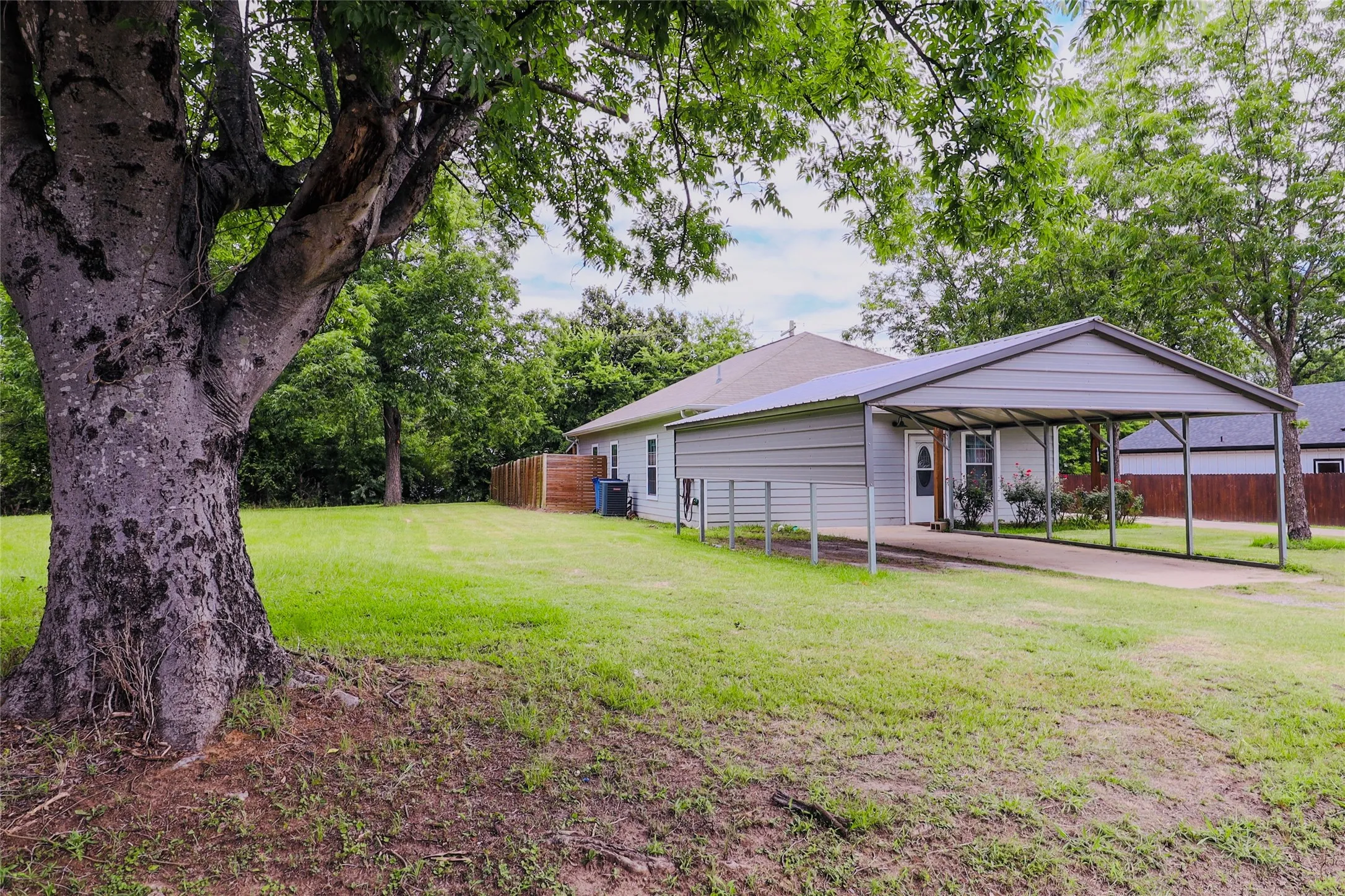 Single Family Residence For Sale in Van Zandt County , 1000 N Spring Street, Grand Saline, Texas 75140, 3 Bedroom, 2 Bathroom, Garage spaces, 1,440 Sqft, built in 2020, mls#21304903, Real Estate Agent in Grand Saline, Homes For Sale in Van Zandt county, Homes For Sale in Grand Saline, Realtor in Grand Saline Texas, Real Estate Brokerage Independent Realty Texas, Luminita Cordes Realtor