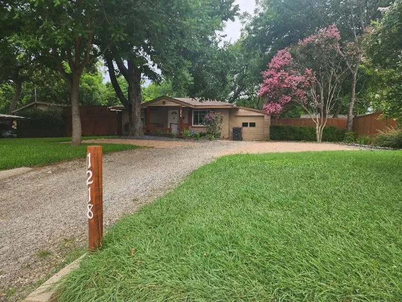 Single Family Residence For Rent in Tarrant County , 1218 N Center Street, Arlington, Texas 76011, 2 Bedroom, 1 Bathroom, Garage spaces, 768 Sqft, built in 1957, mls#21304662, Real Estate Agent in Arlington, Homes For Rent in Tarrant county, Homes For Rent in Arlington, Realtor in Arlington Texas, Real Estate Brokerage Independent Realty Texas, Luminita Cordes Realtor
