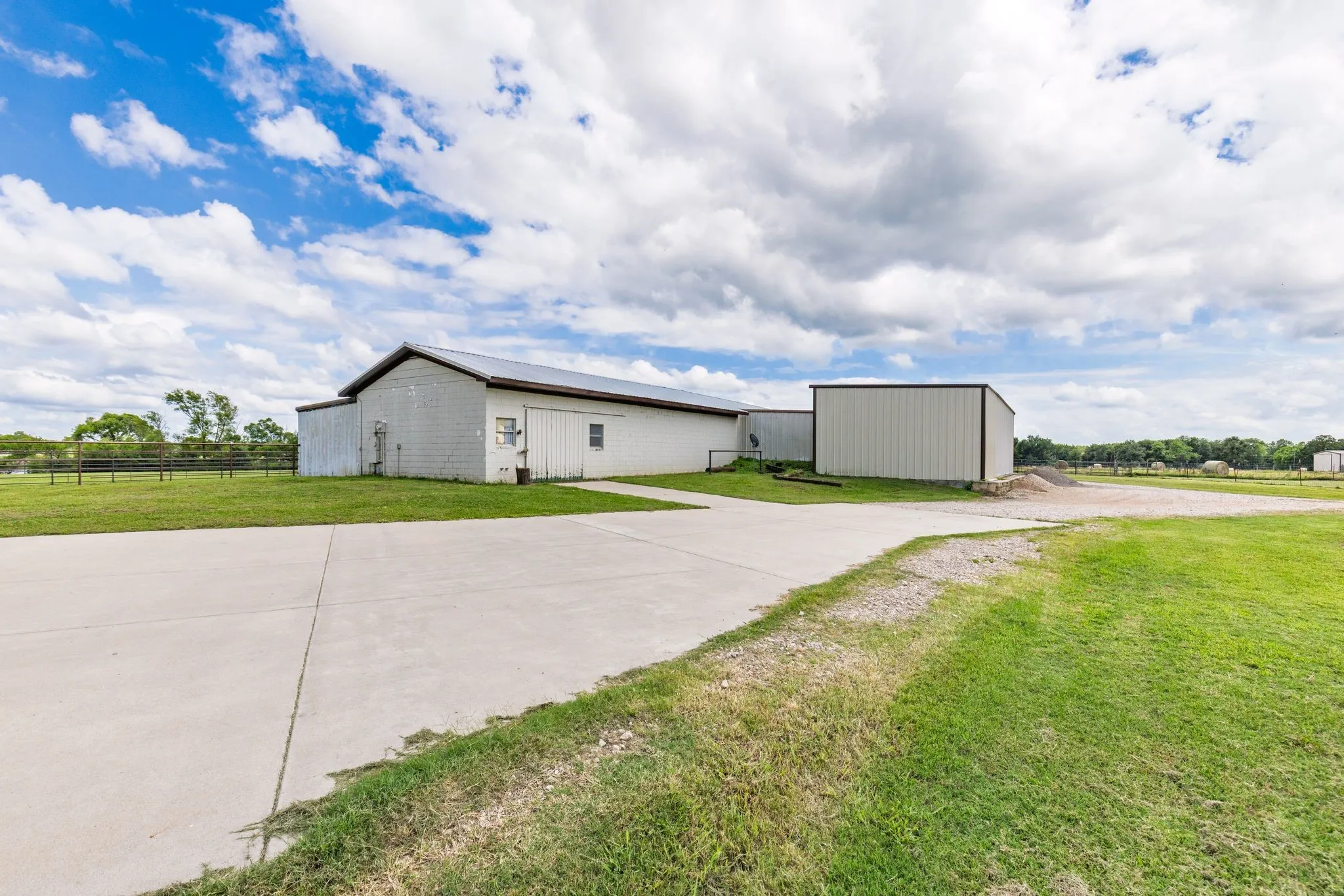 Farm For Sale in Hopkins County , 609 County Road 2421, Como, Texas 75431, 2 Bedroom, 2 Bathroom, Garage spaces, 1,681 Sqft, built in 2014, mls#21303827, Real Estate Agent in Como, Homes For Sale in Hopkins county, Homes For Sale in Como, Realtor in Como Texas, Real Estate Brokerage Independent Realty Texas, Luminita Cordes Realtor