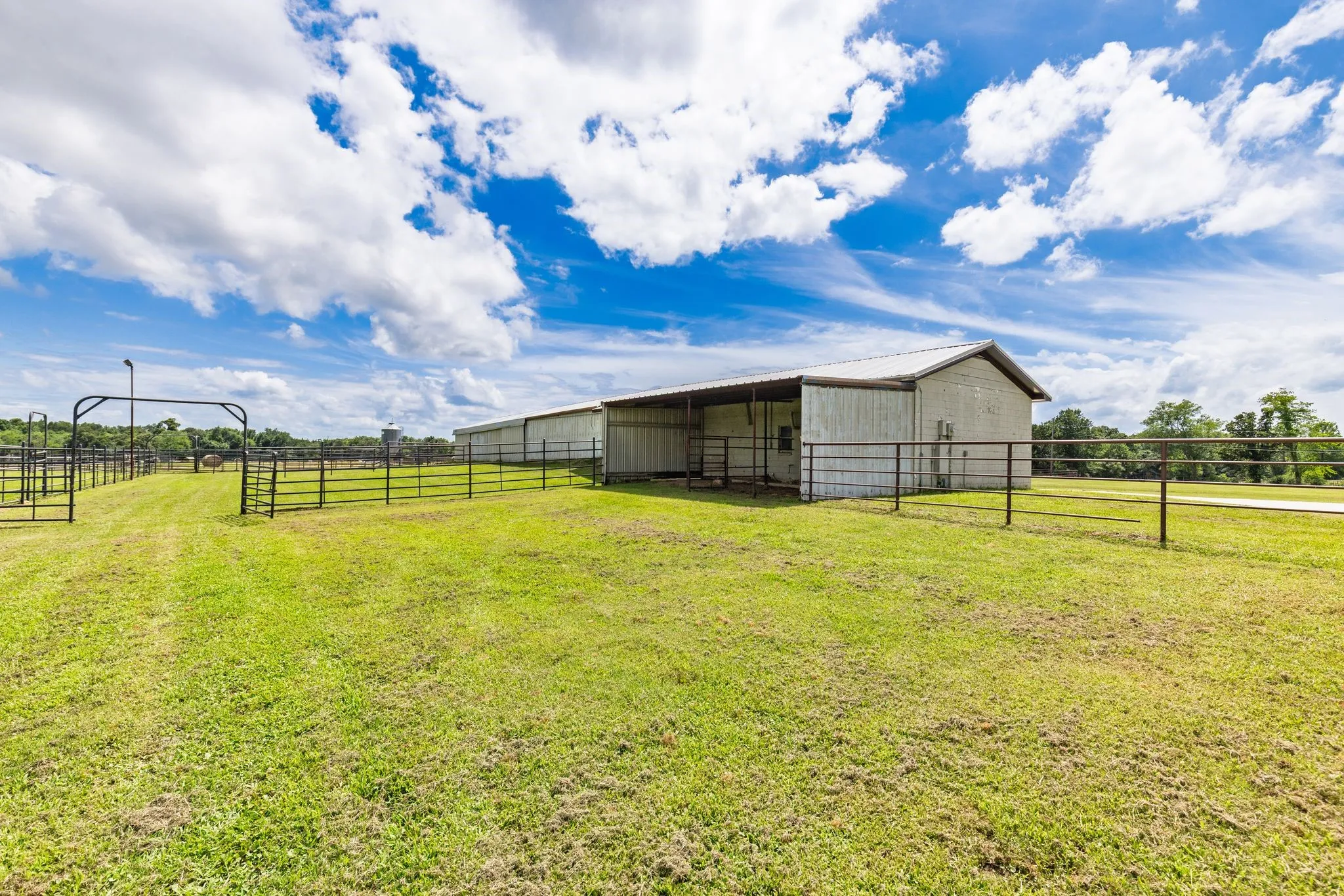Farm For Sale in Hopkins County , 609 County Road 2421, Como, Texas 75431, 2 Bedroom, 2 Bathroom, Garage spaces, 1,681 Sqft, built in 2014, mls#21303827, Real Estate Agent in Como, Homes For Sale in Hopkins county, Homes For Sale in Como, Realtor in Como Texas, Real Estate Brokerage Independent Realty Texas, Luminita Cordes Realtor