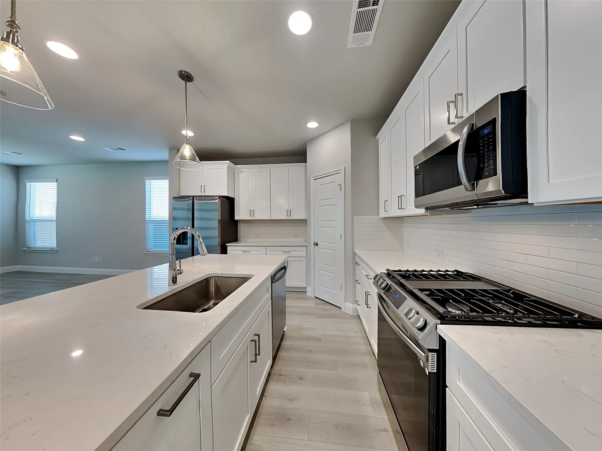 Single Family Residence For Rent in Tarrant County , 315 Athenia Drive, Fort Worth, Texas 76114, 3 Bedroom, 3 Bathroom, 2 Garage spaces, 1,581 Sqft, built in 2022, mls#21304934, Real Estate Agent in Fort Worth, Homes For Rent in Tarrant county, Homes For Rent in Fort Worth, Realtor in Fort Worth Texas, Real Estate Brokerage Independent Realty Texas, Luminita Cordes Realtor