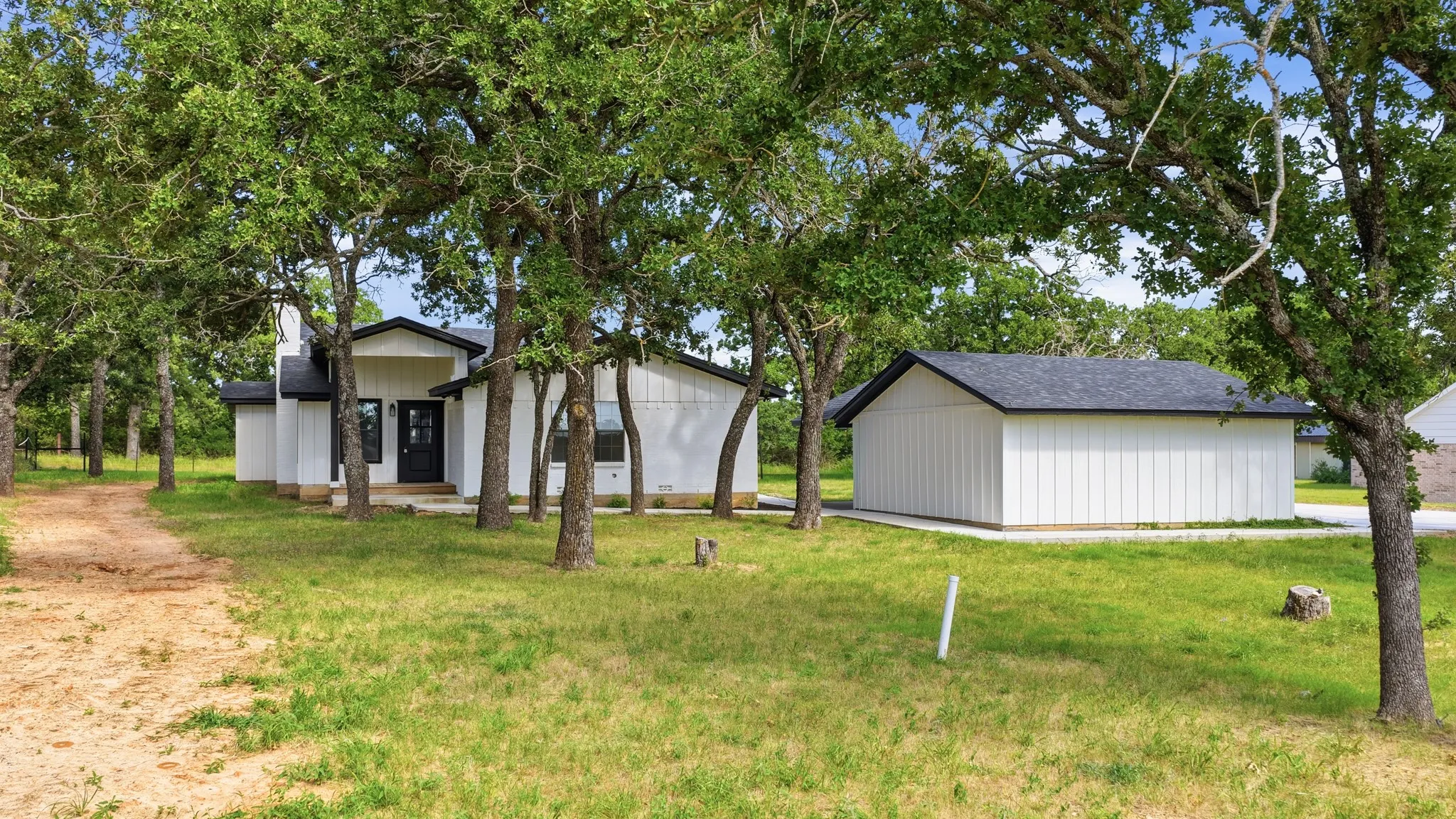 Single Family Residence For Sale in Parker County , 109 Aslan Road, Poolville, Texas 76487, 4 Bedroom, 3 Bathroom, 2 Garage spaces, 1,880 Sqft, built in 1968, mls#21304914, Real Estate Agent in Poolville, Homes For Sale in Parker county, Homes For Sale in Poolville, Realtor in Poolville Texas, Real Estate Brokerage Independent Realty Texas, Luminita Cordes Realtor