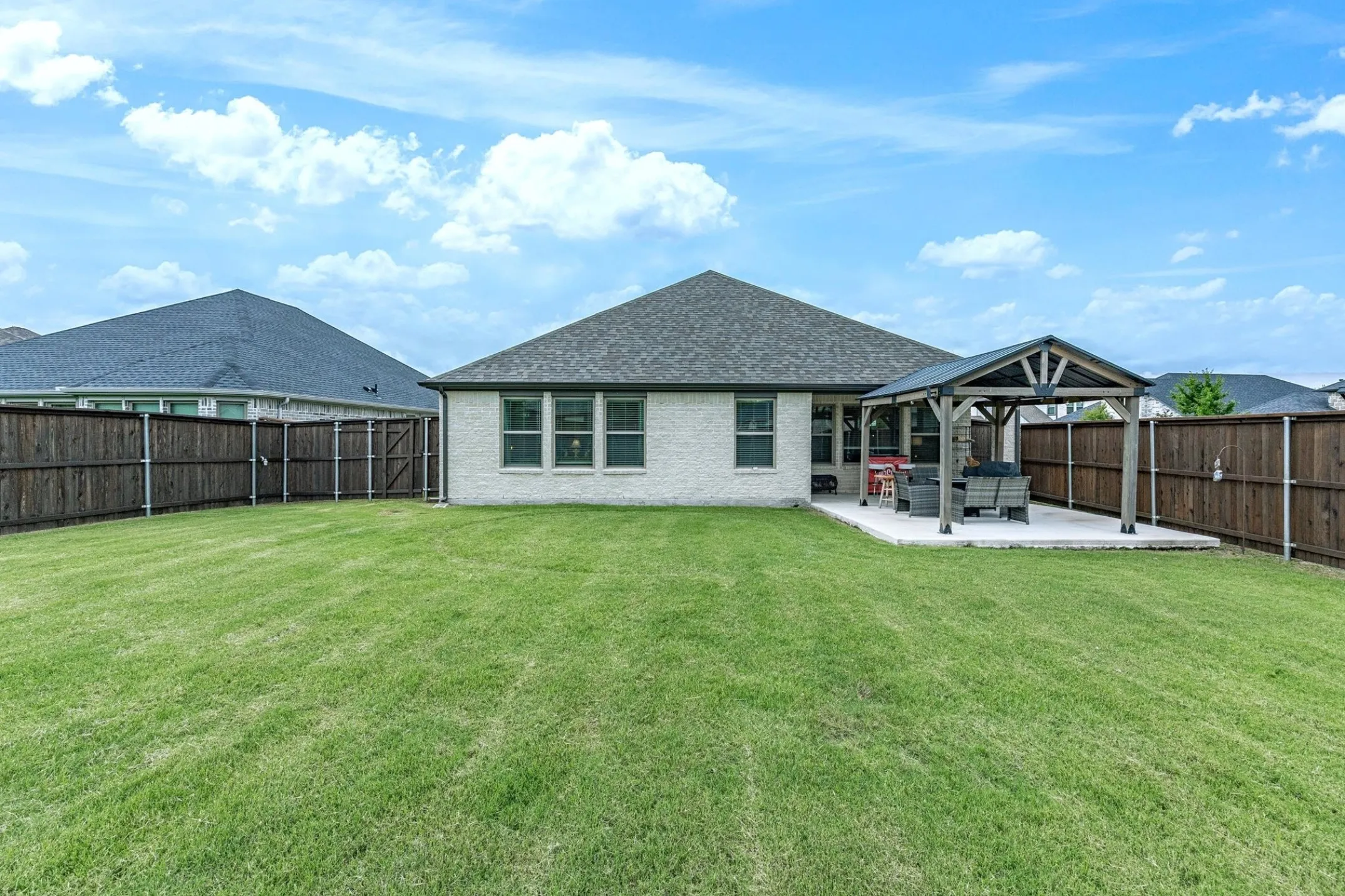 Single Family Residence For Sale in Ellis County , 305 Ember Circle, Waxahachie, Texas 75165, 4 Bedroom, 2 Bathroom, 2 Garage spaces, 2,117 Sqft, built in 2020, mls#21282511, Real Estate Agent in Waxahachie, Homes For Sale in Ellis county, Homes For Sale in Waxahachie, Realtor in Waxahachie Texas, Real Estate Brokerage Independent Realty Texas, Luminita Cordes Realtor