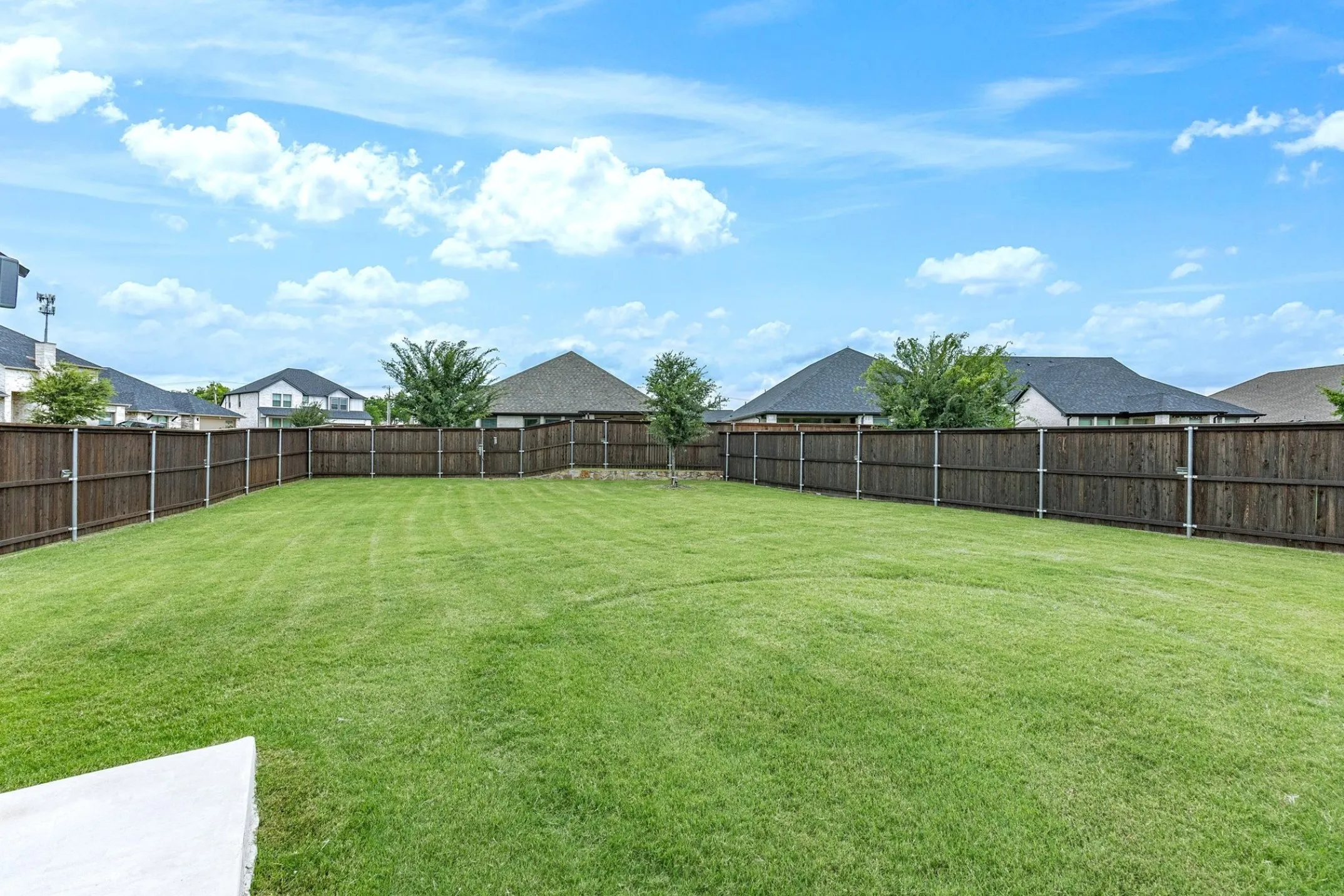 Single Family Residence For Sale in Ellis County , 305 Ember Circle, Waxahachie, Texas 75165, 4 Bedroom, 2 Bathroom, 2 Garage spaces, 2,117 Sqft, built in 2020, mls#21282511, Real Estate Agent in Waxahachie, Homes For Sale in Ellis county, Homes For Sale in Waxahachie, Realtor in Waxahachie Texas, Real Estate Brokerage Independent Realty Texas, Luminita Cordes Realtor