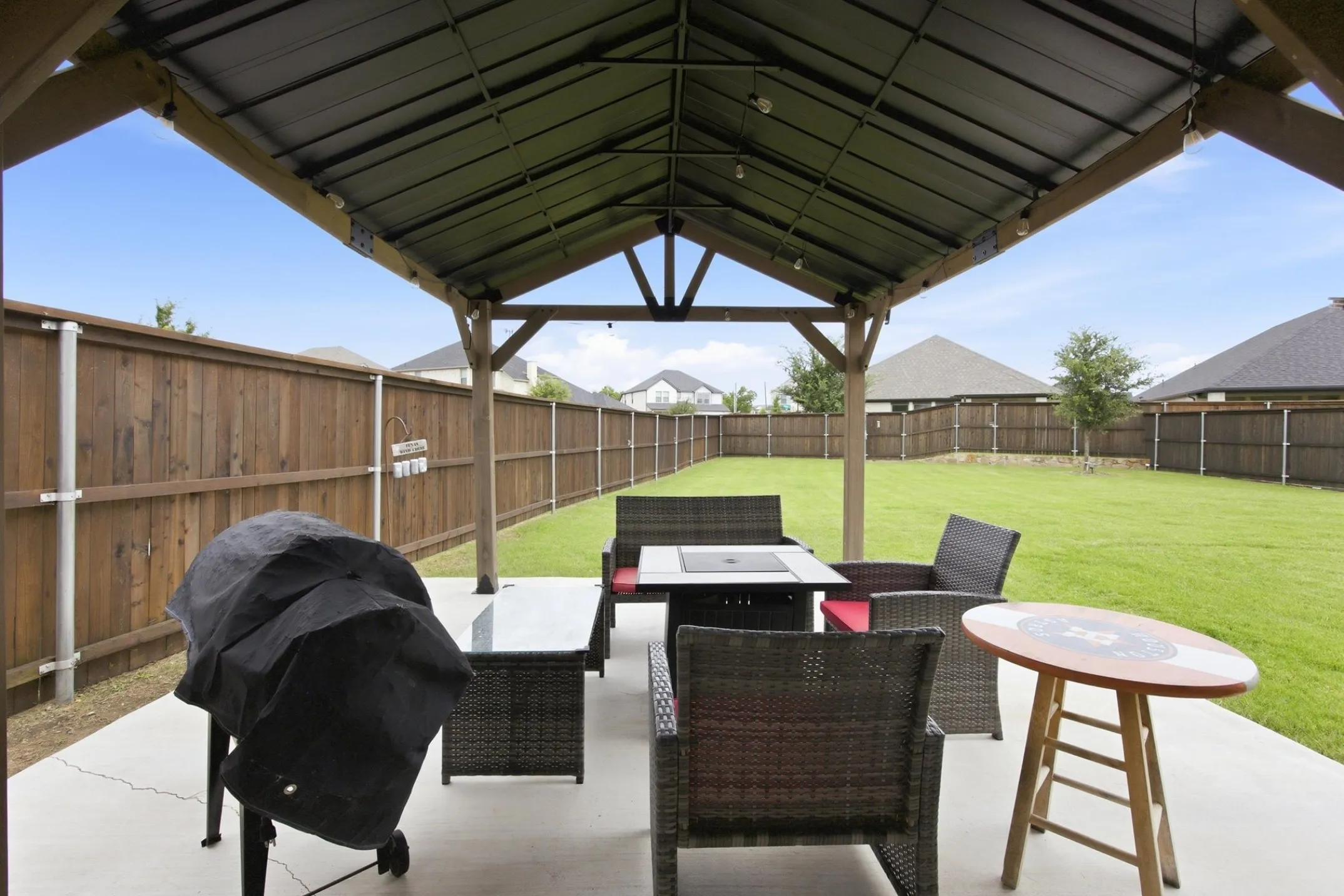 Single Family Residence For Sale in Ellis County , 305 Ember Circle, Waxahachie, Texas 75165, 4 Bedroom, 2 Bathroom, 2 Garage spaces, 2,117 Sqft, built in 2020, mls#21282511, Real Estate Agent in Waxahachie, Homes For Sale in Ellis county, Homes For Sale in Waxahachie, Realtor in Waxahachie Texas, Real Estate Brokerage Independent Realty Texas, Luminita Cordes Realtor