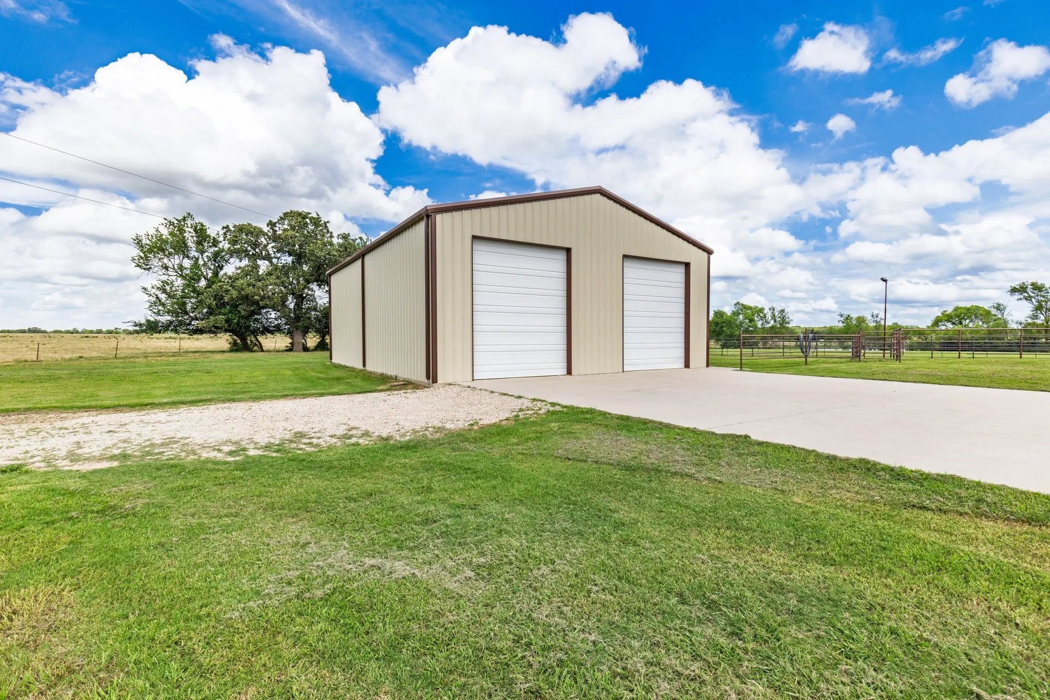 Farm For Sale in Hopkins County , 609 County Road 2421, Como, Texas 75431, 2 Bedroom, 2 Bathroom, Garage spaces, 1,681 Sqft, built in 2014, mls#21304609, Real Estate Agent in Como, Homes For Sale in Hopkins county, Homes For Sale in Como, Realtor in Como Texas, Real Estate Brokerage Independent Realty Texas, Luminita Cordes Realtor