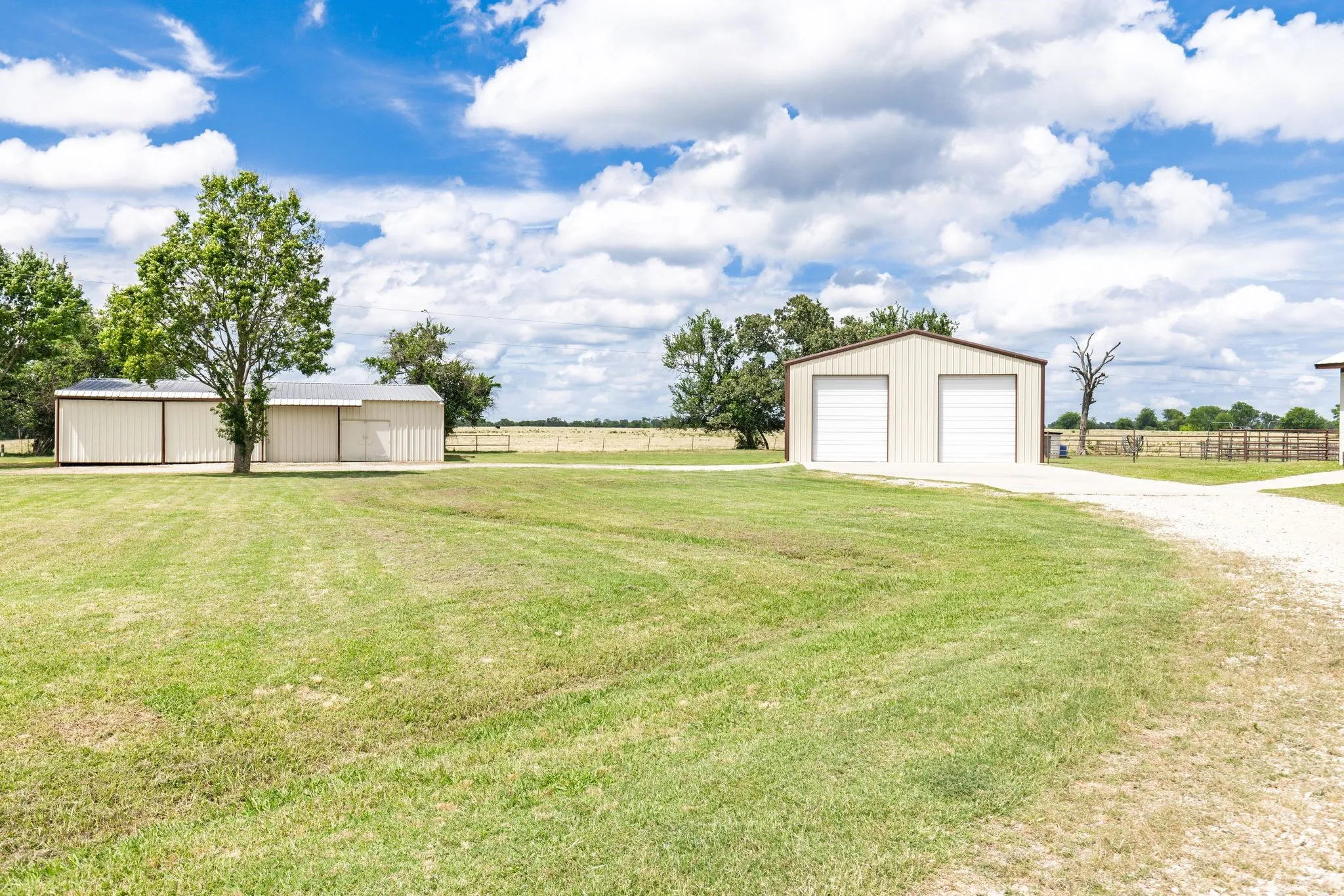 Farm For Sale in Hopkins County , 609 County Road 2421, Como, Texas 75431, 2 Bedroom, 2 Bathroom, Garage spaces, 1,681 Sqft, built in 2014, mls#21304609, Real Estate Agent in Como, Homes For Sale in Hopkins county, Homes For Sale in Como, Realtor in Como Texas, Real Estate Brokerage Independent Realty Texas, Luminita Cordes Realtor