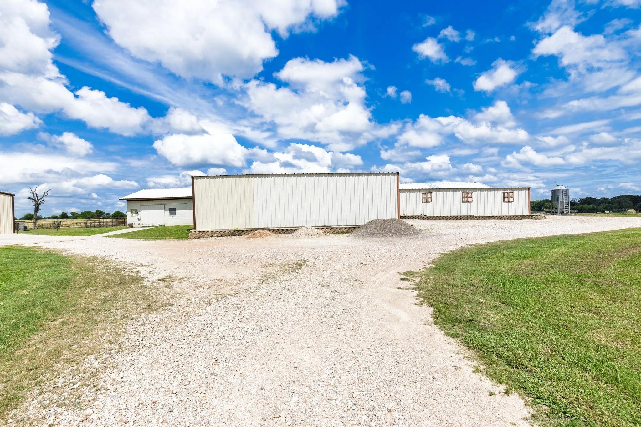 Farm For Sale in Hopkins County , 609 County Road 2421, Como, Texas 75431, 2 Bedroom, 2 Bathroom, Garage spaces, 1,681 Sqft, built in 2014, mls#21304609, Real Estate Agent in Como, Homes For Sale in Hopkins county, Homes For Sale in Como, Realtor in Como Texas, Real Estate Brokerage Independent Realty Texas, Luminita Cordes Realtor