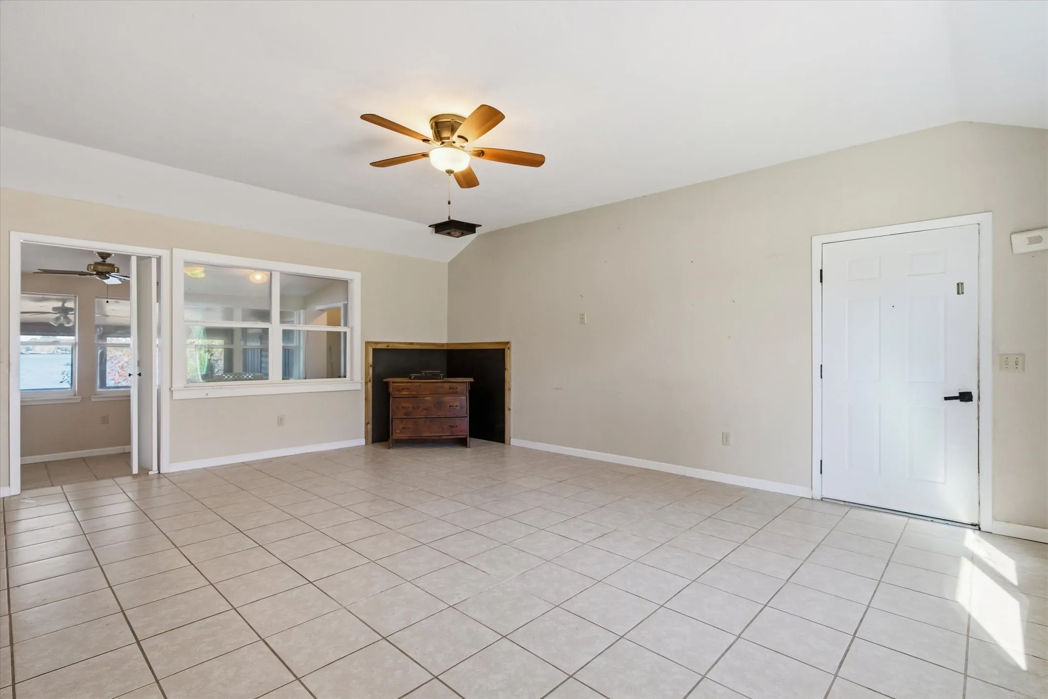 Single Family Residence For Sale in Wood County , 380 S County Road 4837, Winnsboro, Texas 75494, 2 Bedroom, 1 Bathroom, Garage spaces, 1,008 Sqft, built in 1985, mls#21305021, Real Estate Agent in Winnsboro, Homes For Sale in Wood county, Homes For Sale in Winnsboro, Realtor in Winnsboro Texas, Real Estate Brokerage Independent Realty Texas, Luminita Cordes Realtor