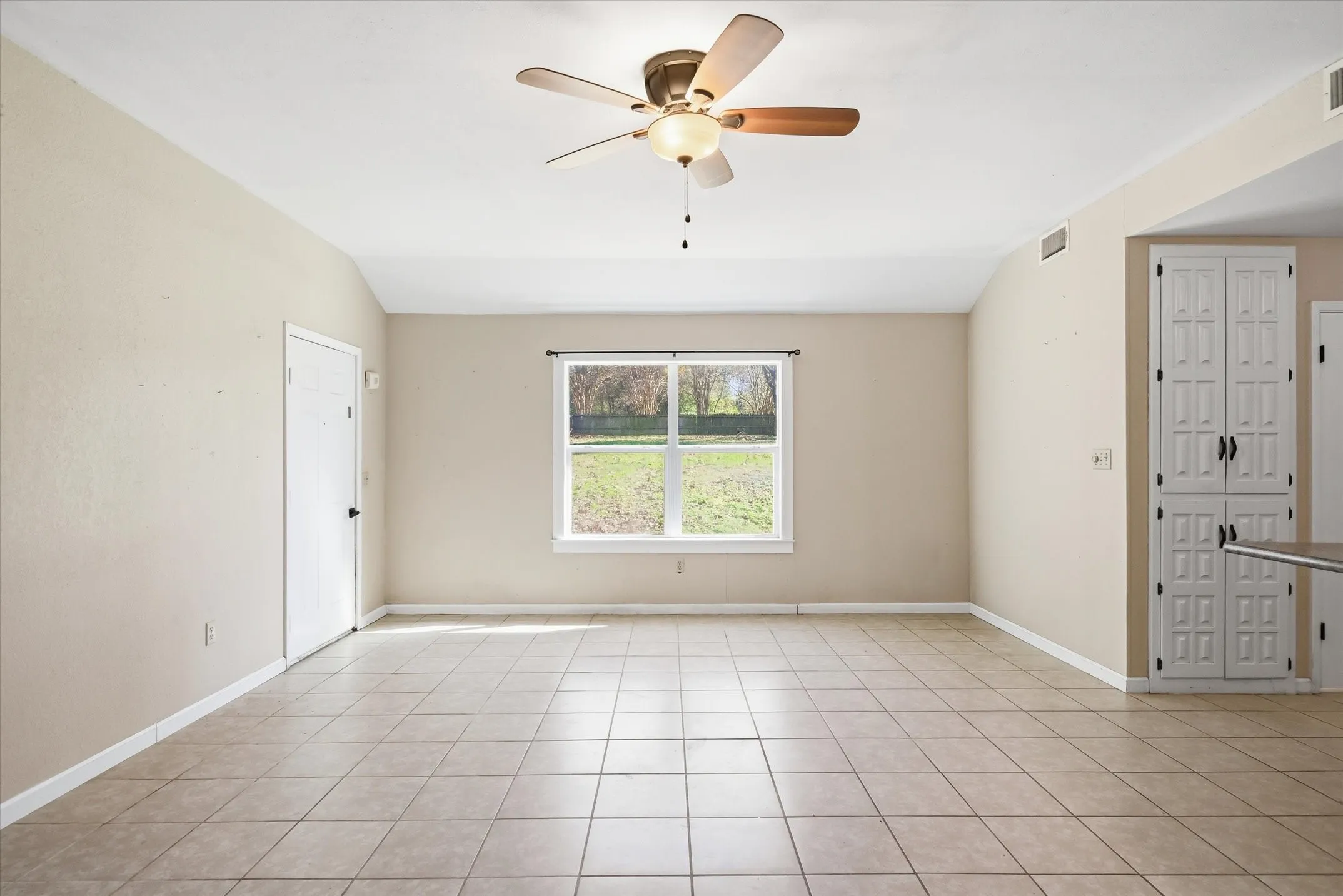 Single Family Residence For Sale in Wood County , 380 S County Road 4837, Winnsboro, Texas 75494, 2 Bedroom, 1 Bathroom, Garage spaces, 1,008 Sqft, built in 1985, mls#21305021, Real Estate Agent in Winnsboro, Homes For Sale in Wood county, Homes For Sale in Winnsboro, Realtor in Winnsboro Texas, Real Estate Brokerage Independent Realty Texas, Luminita Cordes Realtor