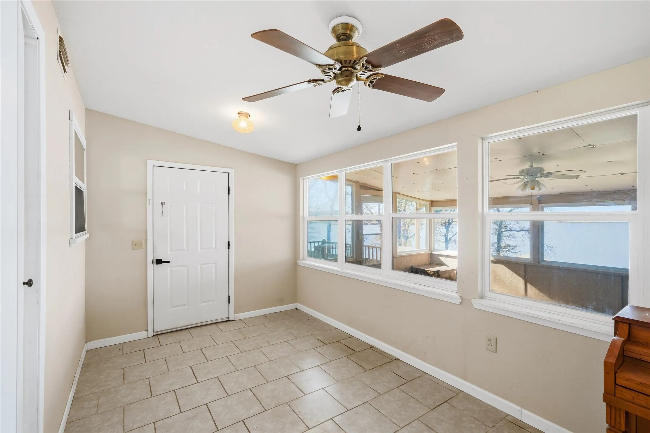 Single Family Residence For Sale in Wood County , 380 S County Road 4837, Winnsboro, Texas 75494, 2 Bedroom, 1 Bathroom, Garage spaces, 1,008 Sqft, built in 1985, mls#21305021, Real Estate Agent in Winnsboro, Homes For Sale in Wood county, Homes For Sale in Winnsboro, Realtor in Winnsboro Texas, Real Estate Brokerage Independent Realty Texas, Luminita Cordes Realtor