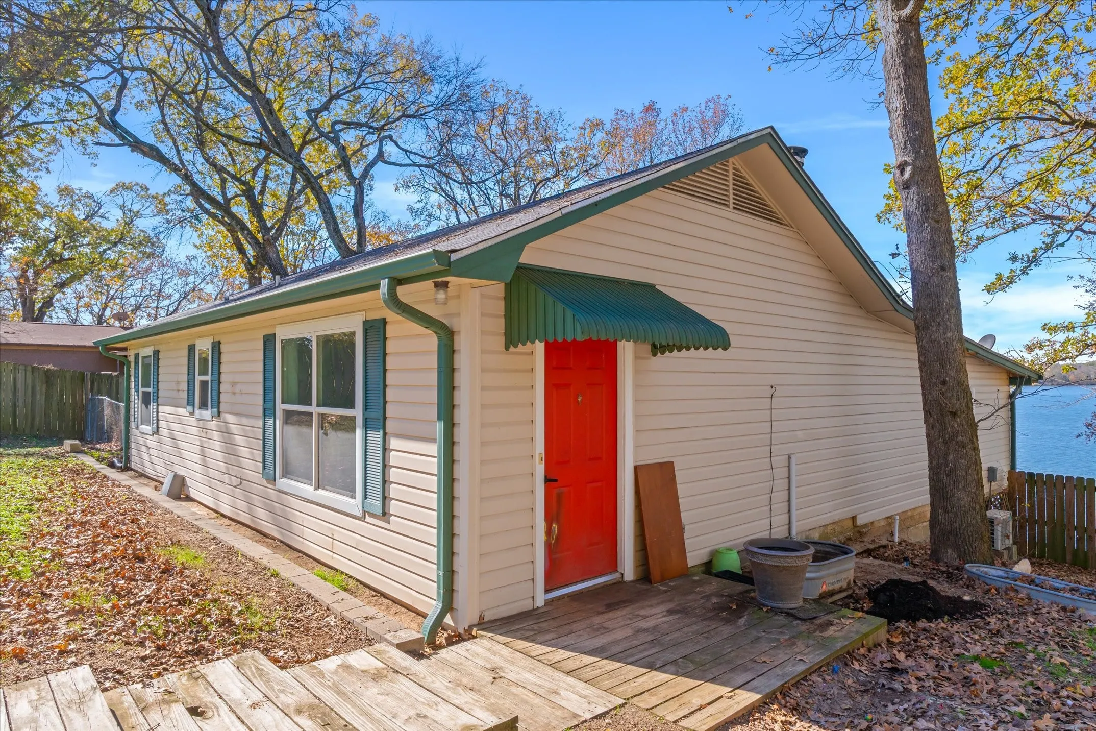 Single Family Residence For Sale in Wood County , 380 S County Road 4837, Winnsboro, Texas 75494, 2 Bedroom, 1 Bathroom, Garage spaces, 1,008 Sqft, built in 1985, mls#21305021, Real Estate Agent in Winnsboro, Homes For Sale in Wood county, Homes For Sale in Winnsboro, Realtor in Winnsboro Texas, Real Estate Brokerage Independent Realty Texas, Luminita Cordes Realtor