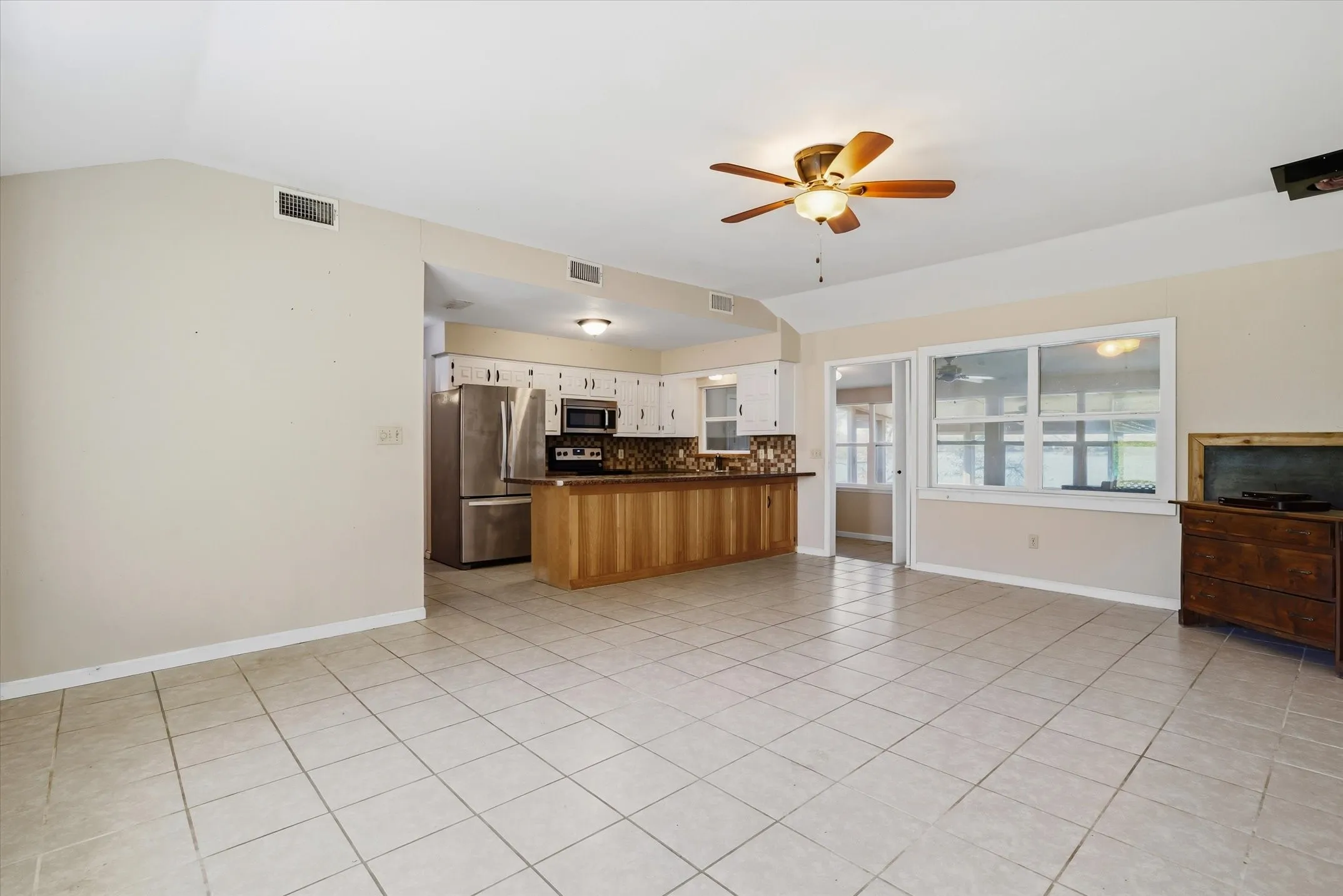 Single Family Residence For Sale in Wood County , 380 S County Road 4837, Winnsboro, Texas 75494, 2 Bedroom, 1 Bathroom, Garage spaces, 1,008 Sqft, built in 1985, mls#21305021, Real Estate Agent in Winnsboro, Homes For Sale in Wood county, Homes For Sale in Winnsboro, Realtor in Winnsboro Texas, Real Estate Brokerage Independent Realty Texas, Luminita Cordes Realtor