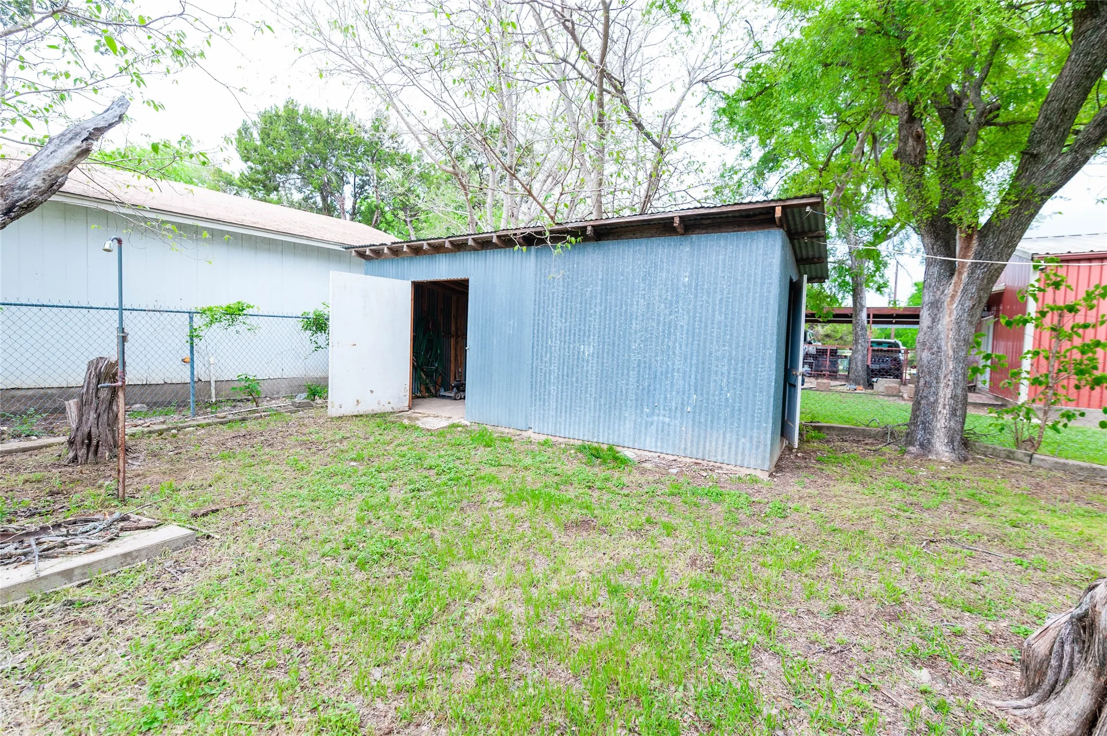 Single Family Residence For Sale in Hill County , 137 Center Loop, Whitney, Texas 76692, 1 Bedroom, 1 Bathroom, Garage spaces, 900 Sqft, built in 0, mls#21304984, Real Estate Agent in Whitney, Homes For Sale in Hill county, Homes For Sale in Whitney, Realtor in Whitney Texas, Real Estate Brokerage Independent Realty Texas, Luminita Cordes Realtor