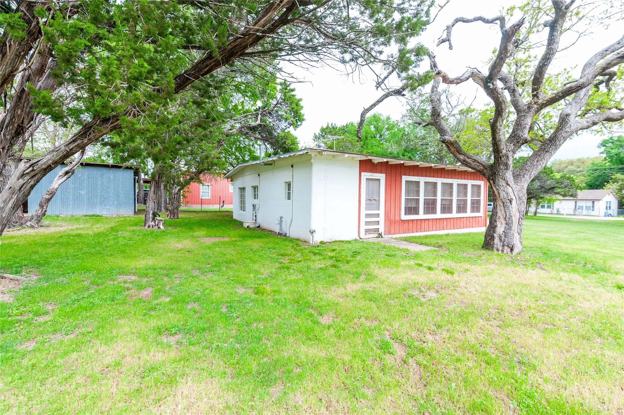 Single Family Residence For Sale in Hill County , 137 Center Loop, Whitney, Texas 76692, 1 Bedroom, 1 Bathroom, Garage spaces, 900 Sqft, built in 0, mls#21304984, Real Estate Agent in Whitney, Homes For Sale in Hill county, Homes For Sale in Whitney, Realtor in Whitney Texas, Real Estate Brokerage Independent Realty Texas, Luminita Cordes Realtor