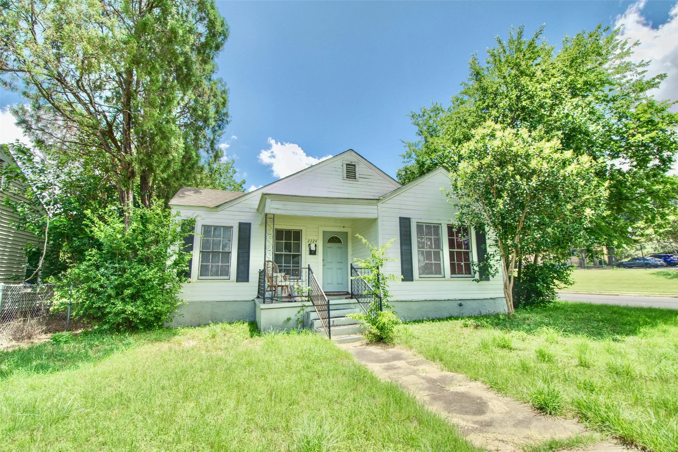 Single Family Residence For Sale in Mc Lennan County , 2224 Live Oak Avenue, Waco, Texas 76708, 2 Bedroom, 1 Bathroom, 1 Garage spaces, 888 Sqft, built in 1941, mls#21303868, Real Estate Agent in Waco, Homes For Sale in Mc Lennan county, Homes For Sale in Waco, Realtor in Waco Texas, Real Estate Brokerage Independent Realty Texas, Luminita Cordes Realtor