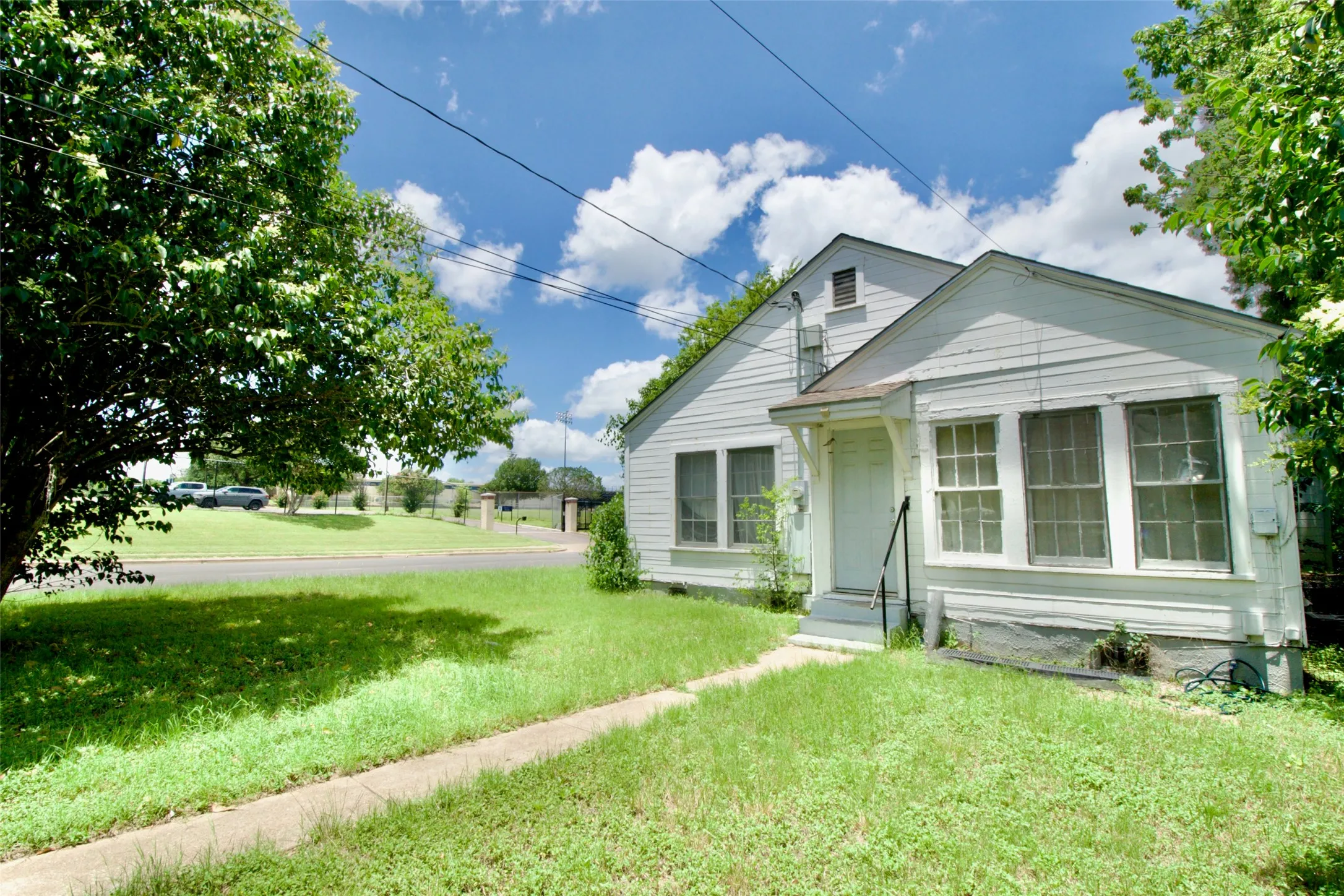 Single Family Residence For Sale in Mc Lennan County , 2224 Live Oak Avenue, Waco, Texas 76708, 2 Bedroom, 1 Bathroom, 1 Garage spaces, 888 Sqft, built in 1941, mls#21303868, Real Estate Agent in Waco, Homes For Sale in Mc Lennan county, Homes For Sale in Waco, Realtor in Waco Texas, Real Estate Brokerage Independent Realty Texas, Luminita Cordes Realtor