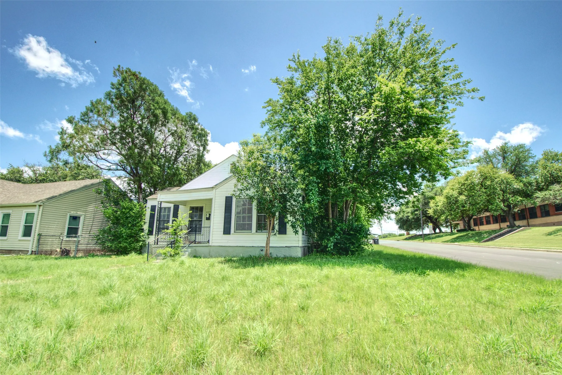 Single Family Residence For Sale in Mc Lennan County , 2224 Live Oak Avenue, Waco, Texas 76708, 2 Bedroom, 1 Bathroom, 1 Garage spaces, 888 Sqft, built in 1941, mls#21303868, Real Estate Agent in Waco, Homes For Sale in Mc Lennan county, Homes For Sale in Waco, Realtor in Waco Texas, Real Estate Brokerage Independent Realty Texas, Luminita Cordes Realtor