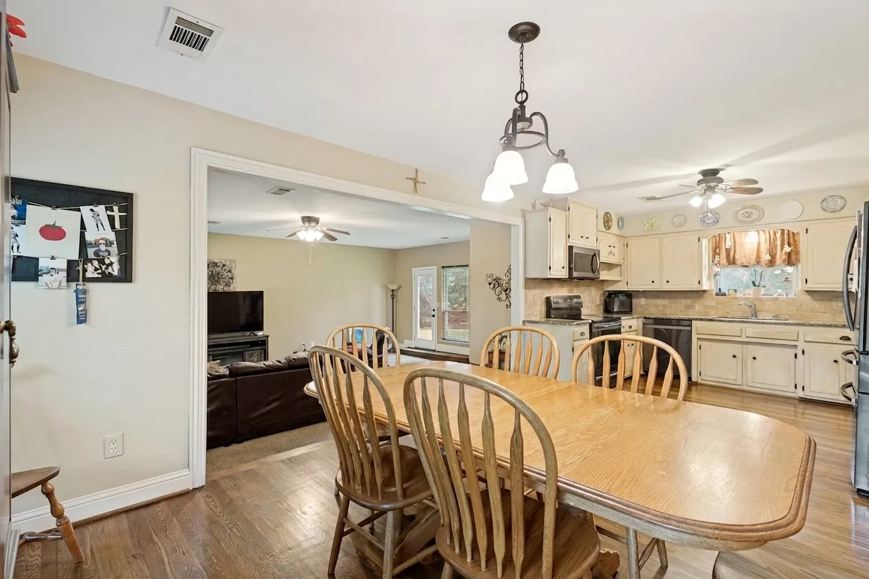 Single Family Residence For Rent in Collin County , 1020 Young Trail, Fairview, Texas 75069, 6 Bedroom, 5 Bathroom, 2 Garage spaces, 3,624 Sqft, built in 1974, mls#21304293, Real Estate Agent in Fairview, Homes For Rent in Collin county, Homes For Rent in Fairview, Realtor in Fairview Texas, Real Estate Brokerage Independent Realty Texas, Luminita Cordes Realtor