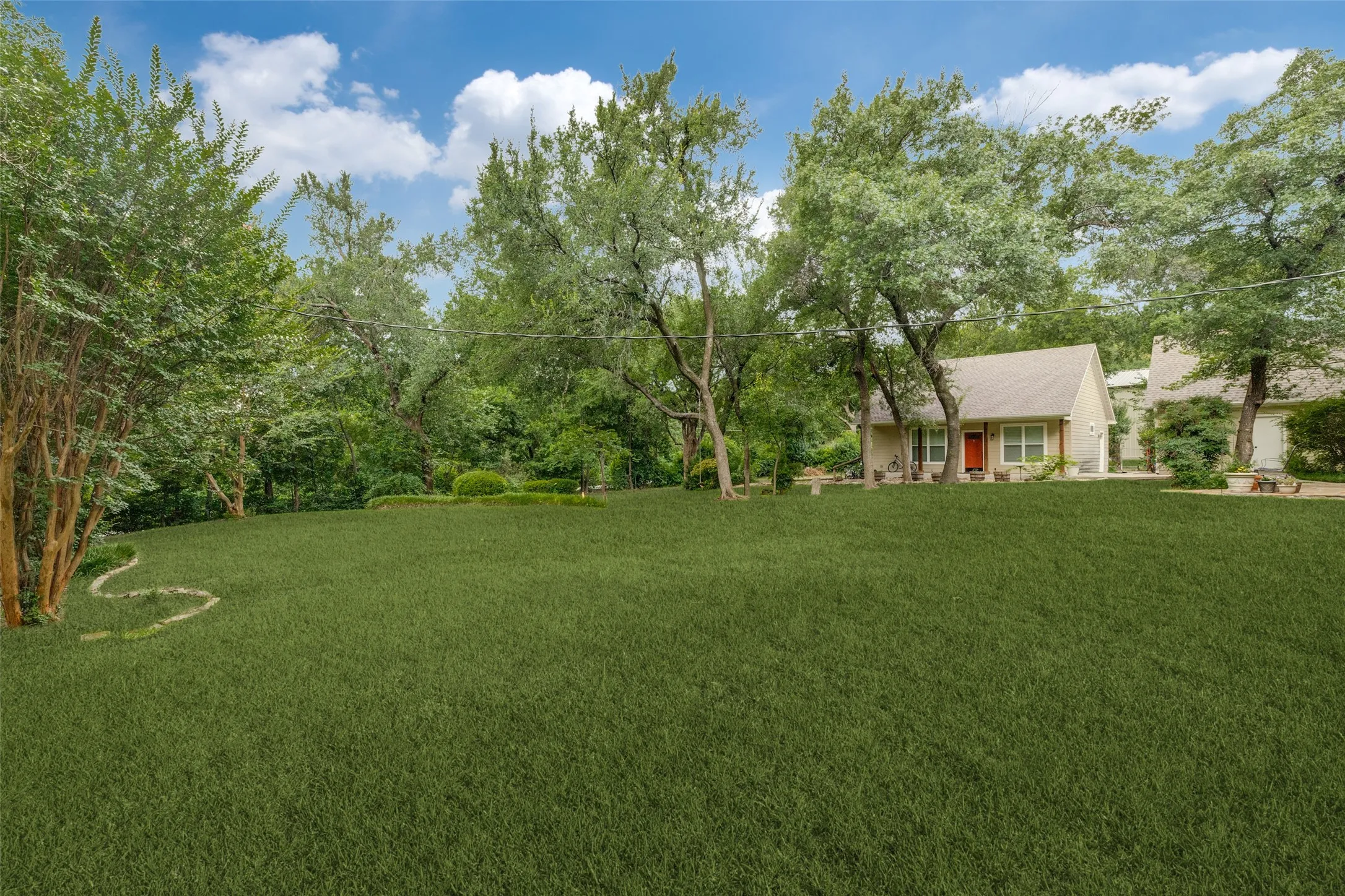 Guest house with kitchen, family room, 2 bedrooms and 2 bathrooms.
