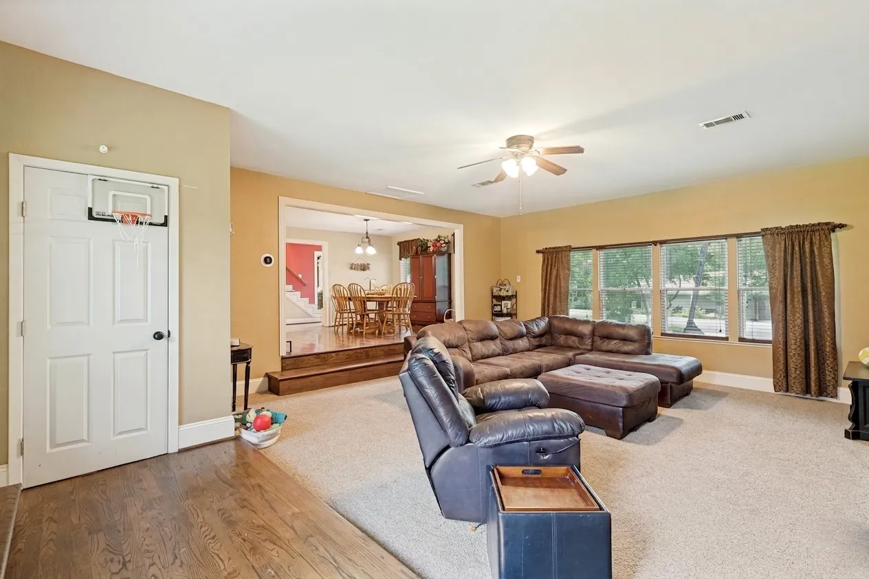 Single Family Residence For Rent in Collin County , 1020 Young Trail, Fairview, Texas 75069, 6 Bedroom, 5 Bathroom, 2 Garage spaces, 3,624 Sqft, built in 1974, mls#21304293, Real Estate Agent in Fairview, Homes For Rent in Collin county, Homes For Rent in Fairview, Realtor in Fairview Texas, Real Estate Brokerage Independent Realty Texas, Luminita Cordes Realtor
