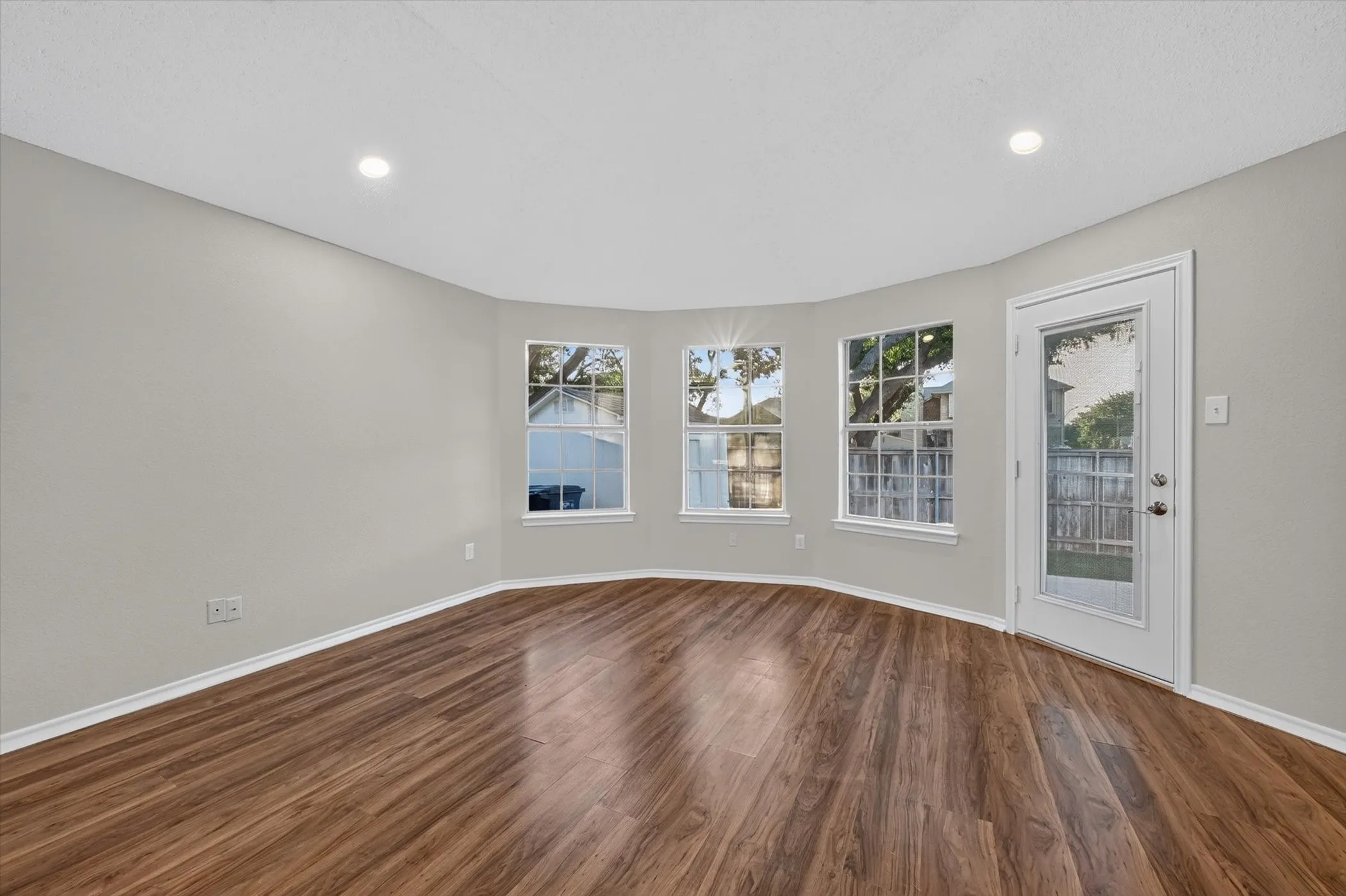Single Family Residence For Sale in Tarrant County , 7700 Black Bear Court, Fort Worth, Texas 76137, 3 Bedroom, 2 Bathroom, 2 Garage spaces, 1,877 Sqft, built in 1994, mls#21305048, Real Estate Agent in Fort Worth, Homes For Sale in Tarrant county, Homes For Sale in Fort Worth, Realtor in Fort Worth Texas, Real Estate Brokerage Independent Realty Texas, Luminita Cordes Realtor