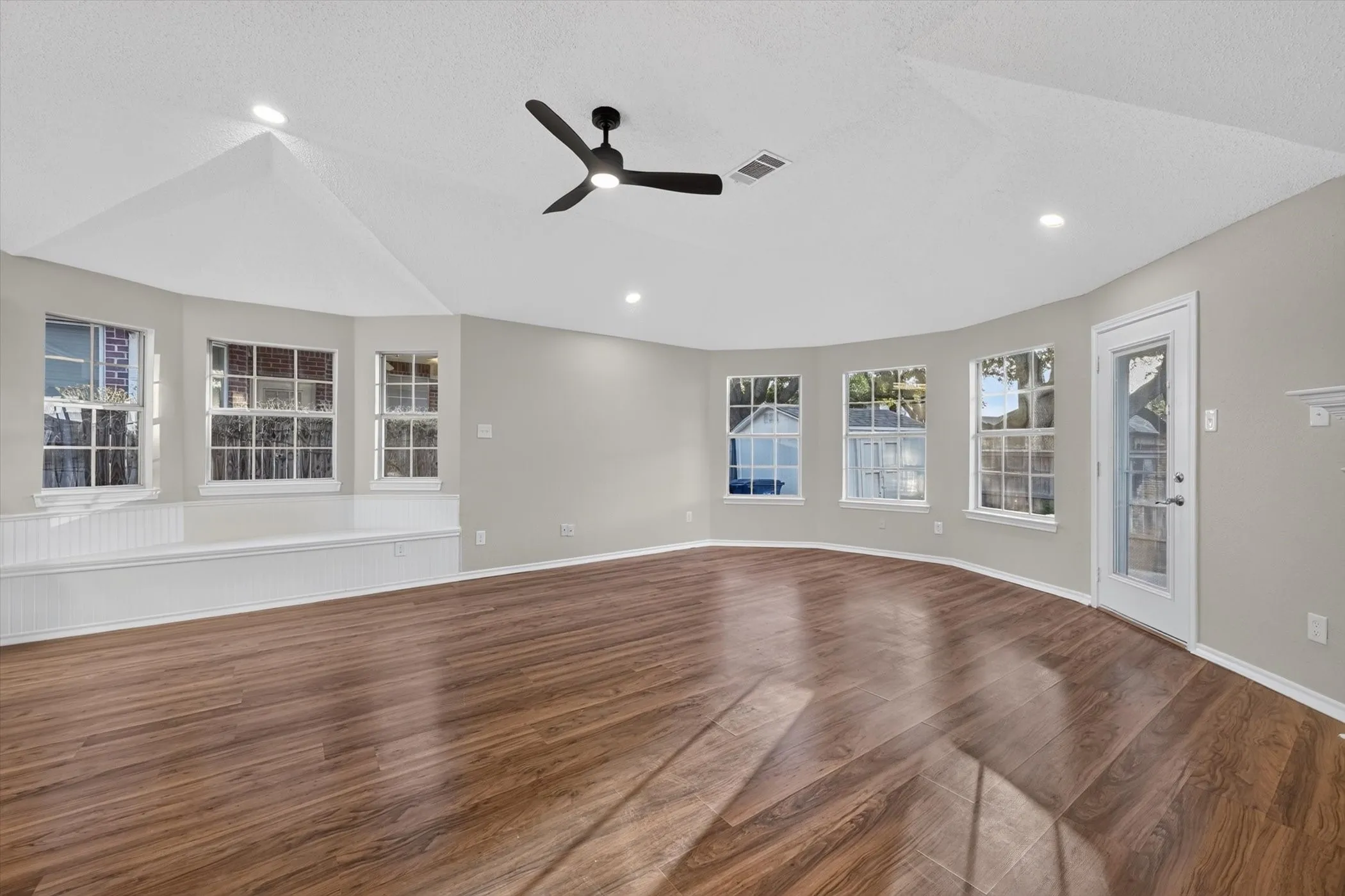 Single Family Residence For Sale in Tarrant County , 7700 Black Bear Court, Fort Worth, Texas 76137, 3 Bedroom, 2 Bathroom, 2 Garage spaces, 1,877 Sqft, built in 1994, mls#21305048, Real Estate Agent in Fort Worth, Homes For Sale in Tarrant county, Homes For Sale in Fort Worth, Realtor in Fort Worth Texas, Real Estate Brokerage Independent Realty Texas, Luminita Cordes Realtor