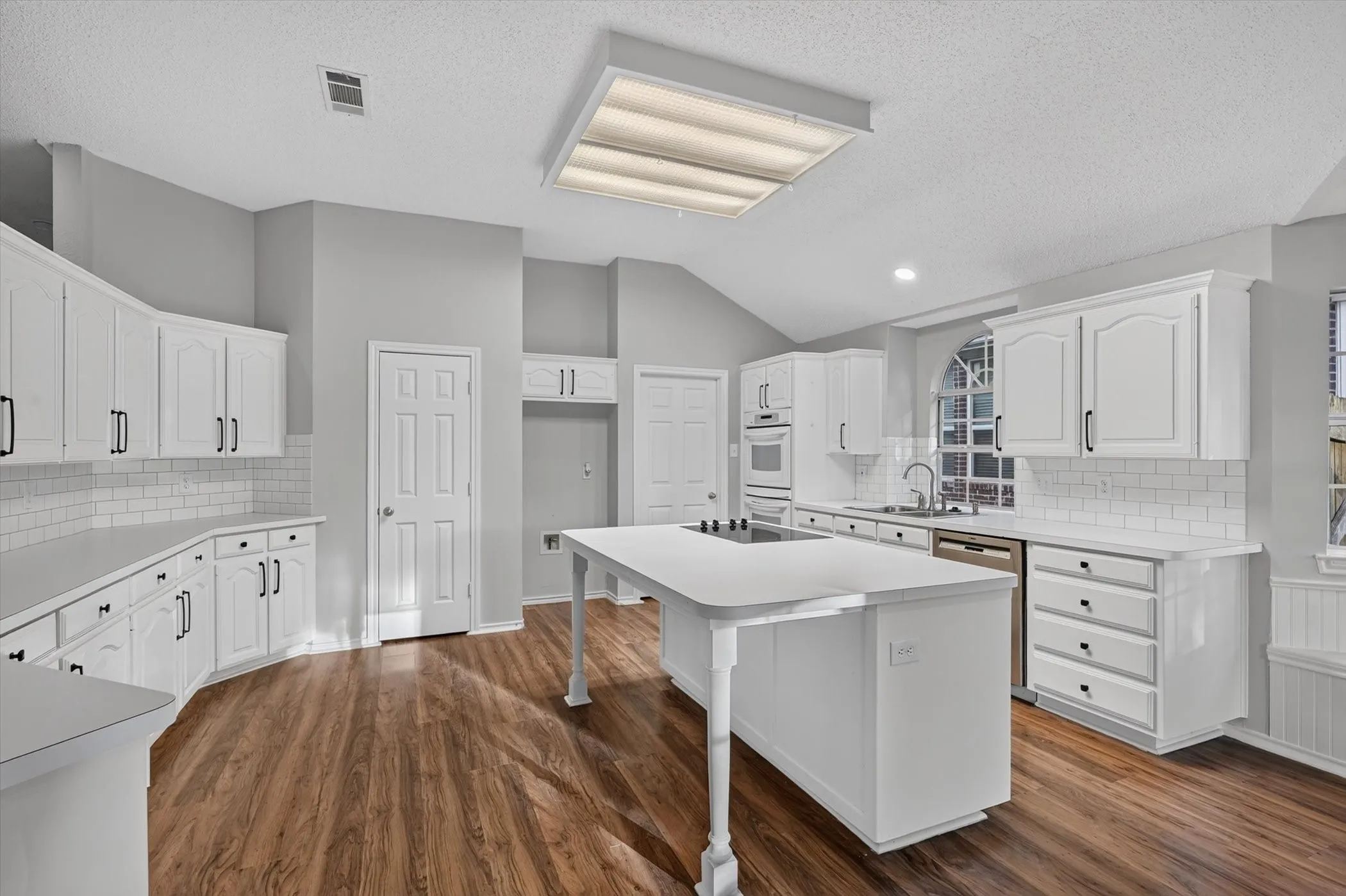 Single Family Residence For Sale in Tarrant County , 7700 Black Bear Court, Fort Worth, Texas 76137, 3 Bedroom, 2 Bathroom, 2 Garage spaces, 1,877 Sqft, built in 1994, mls#21305048, Real Estate Agent in Fort Worth, Homes For Sale in Tarrant county, Homes For Sale in Fort Worth, Realtor in Fort Worth Texas, Real Estate Brokerage Independent Realty Texas, Luminita Cordes Realtor