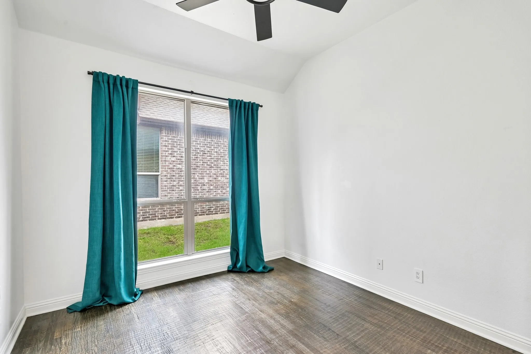Single Family Residence For Sale in Rockwall County , 787 Deverson Drive, Rockwall, Texas 75087, 4 Bedroom, 2 Bathroom, 2 Garage spaces, 2,192 Sqft, built in 2013, mls#21304251, Real Estate Agent in Rockwall, Homes For Sale in Rockwall county, Homes For Sale in Rockwall, Realtor in Rockwall Texas, Real Estate Brokerage Independent Realty Texas, Luminita Cordes Realtor