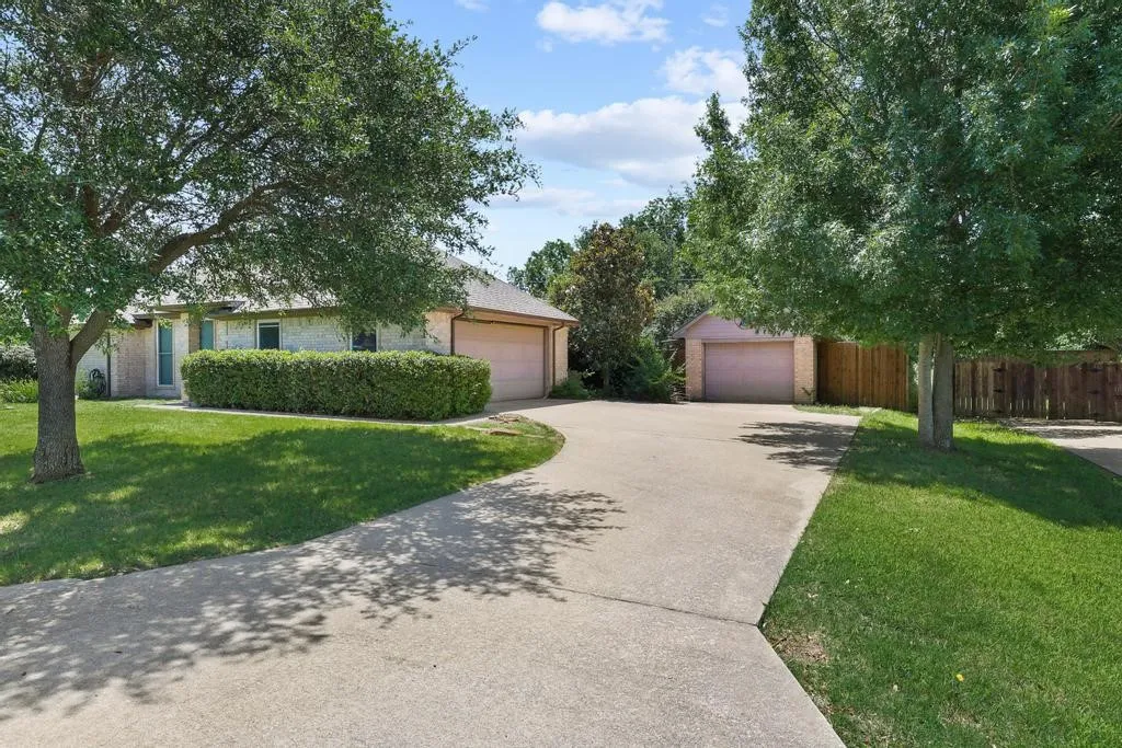 Single Family Residence For Rent in Grayson County , 315 Preston Glen, Gunter, Texas 75058, 3 Bedroom, 2 Bathroom, 3 Garage spaces, 1,428 Sqft, built in 1996, mls#21305122, Real Estate Agent in Gunter, Homes For Rent in Grayson county, Homes For Rent in Gunter, Realtor in Gunter Texas, Real Estate Brokerage Independent Realty Texas, Luminita Cordes Realtor