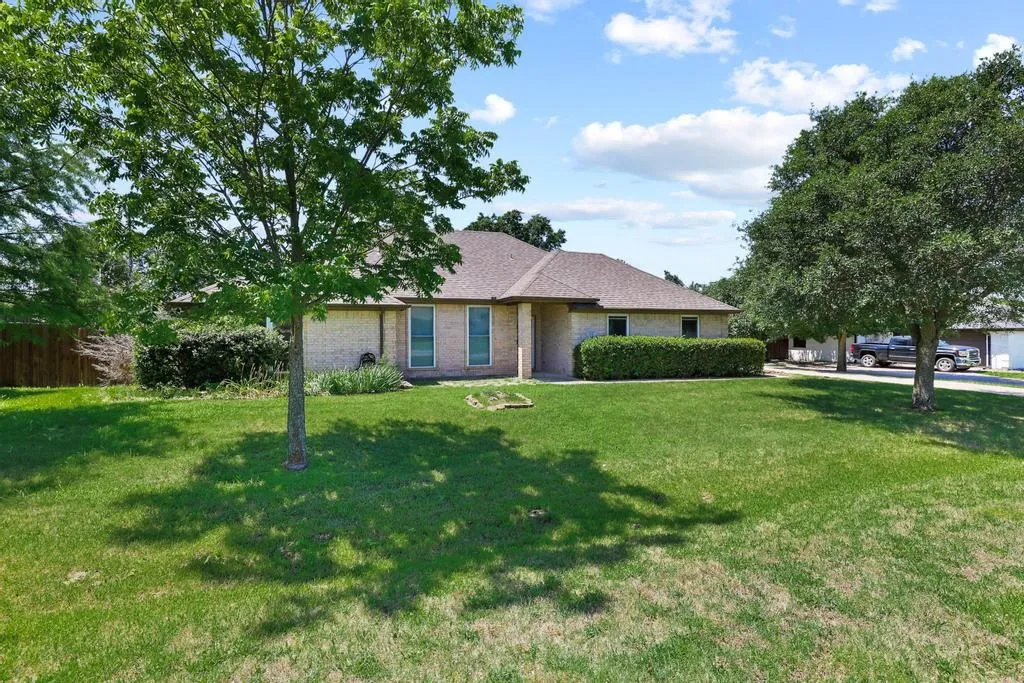Single Family Residence For Rent in Grayson County , 315 Preston Glen, Gunter, Texas 75058, 3 Bedroom, 2 Bathroom, 3 Garage spaces, 1,428 Sqft, built in 1996, mls#21305122, Real Estate Agent in Gunter, Homes For Rent in Grayson county, Homes For Rent in Gunter, Realtor in Gunter Texas, Real Estate Brokerage Independent Realty Texas, Luminita Cordes Realtor
