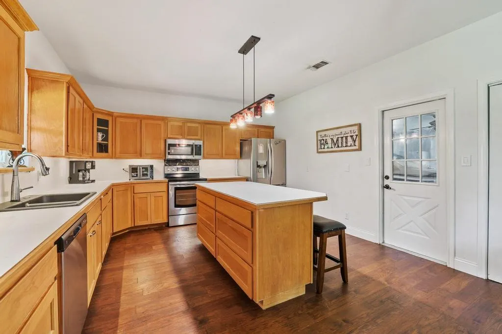 Single Family Residence For Rent in Grayson County , 315 Preston Glen, Gunter, Texas 75058, 3 Bedroom, 2 Bathroom, 3 Garage spaces, 1,428 Sqft, built in 1996, mls#21305122, Real Estate Agent in Gunter, Homes For Rent in Grayson county, Homes For Rent in Gunter, Realtor in Gunter Texas, Real Estate Brokerage Independent Realty Texas, Luminita Cordes Realtor