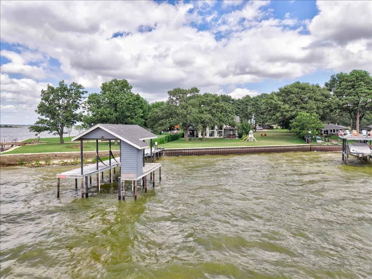 Single Family Residence For Sale in Henderson County , 103 Island Beach Road, Gun Barrel City, Texas 75156, 4 Bedroom, 4 Bathroom, 3 Garage spaces, 2,400 Sqft, built in 2001, mls#21304372, Real Estate Agent in Gun Barrel City, Homes For Sale in Henderson county, Homes For Sale in Gun Barrel City, Realtor in Gun Barrel City Texas, Real Estate Brokerage Independent Realty Texas, Luminita Cordes Realtor