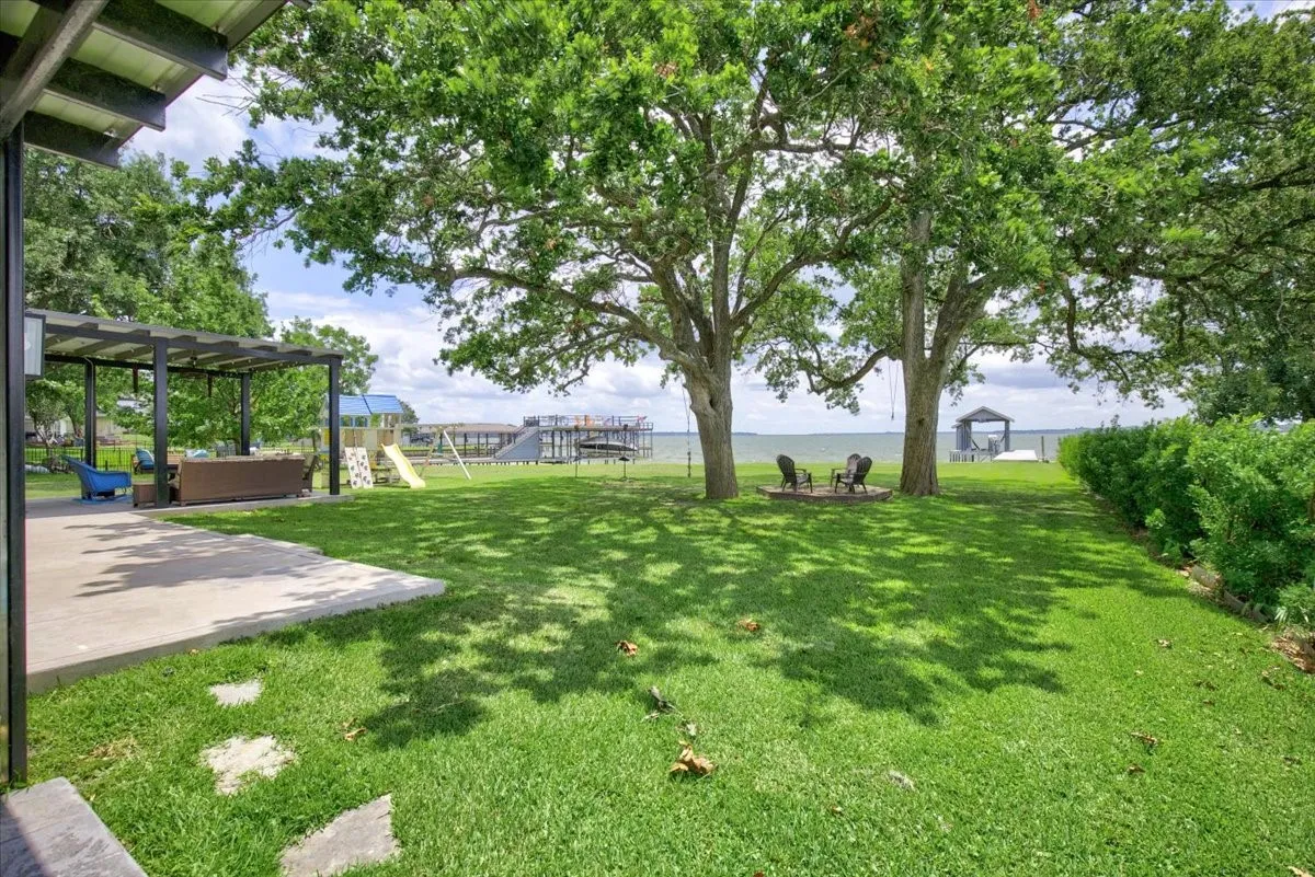 Single Family Residence For Sale in Henderson County , 103 Island Beach Road, Gun Barrel City, Texas 75156, 4 Bedroom, 4 Bathroom, 3 Garage spaces, 2,400 Sqft, built in 2001, mls#21304372, Real Estate Agent in Gun Barrel City, Homes For Sale in Henderson county, Homes For Sale in Gun Barrel City, Realtor in Gun Barrel City Texas, Real Estate Brokerage Independent Realty Texas, Luminita Cordes Realtor