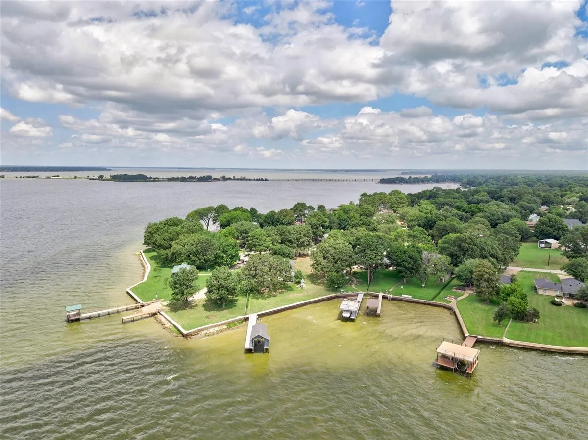 Single Family Residence For Sale in Henderson County , 103 Island Beach Road, Gun Barrel City, Texas 75156, 4 Bedroom, 4 Bathroom, 3 Garage spaces, 2,400 Sqft, built in 2001, mls#21304372, Real Estate Agent in Gun Barrel City, Homes For Sale in Henderson county, Homes For Sale in Gun Barrel City, Realtor in Gun Barrel City Texas, Real Estate Brokerage Independent Realty Texas, Luminita Cordes Realtor