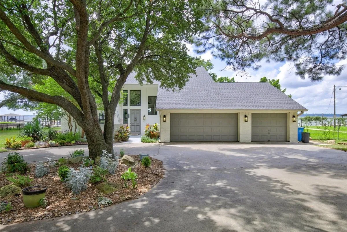 Single Family Residence For Sale in Henderson County , 103 Island Beach Road, Gun Barrel City, Texas 75156, 4 Bedroom, 4 Bathroom, 3 Garage spaces, 2,400 Sqft, built in 2001, mls#21304372, Real Estate Agent in Gun Barrel City, Homes For Sale in Henderson county, Homes For Sale in Gun Barrel City, Realtor in Gun Barrel City Texas, Real Estate Brokerage Independent Realty Texas, Luminita Cordes Realtor