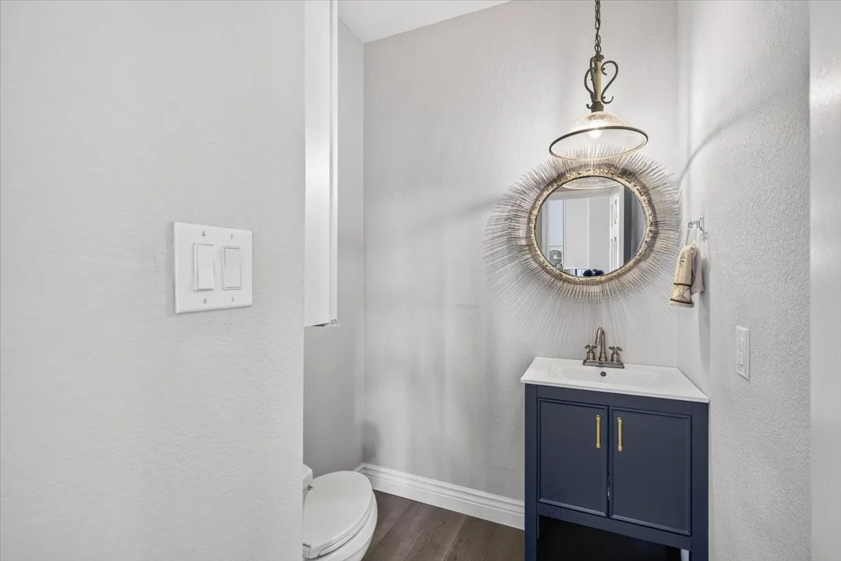 1/2 bath
1st Floor