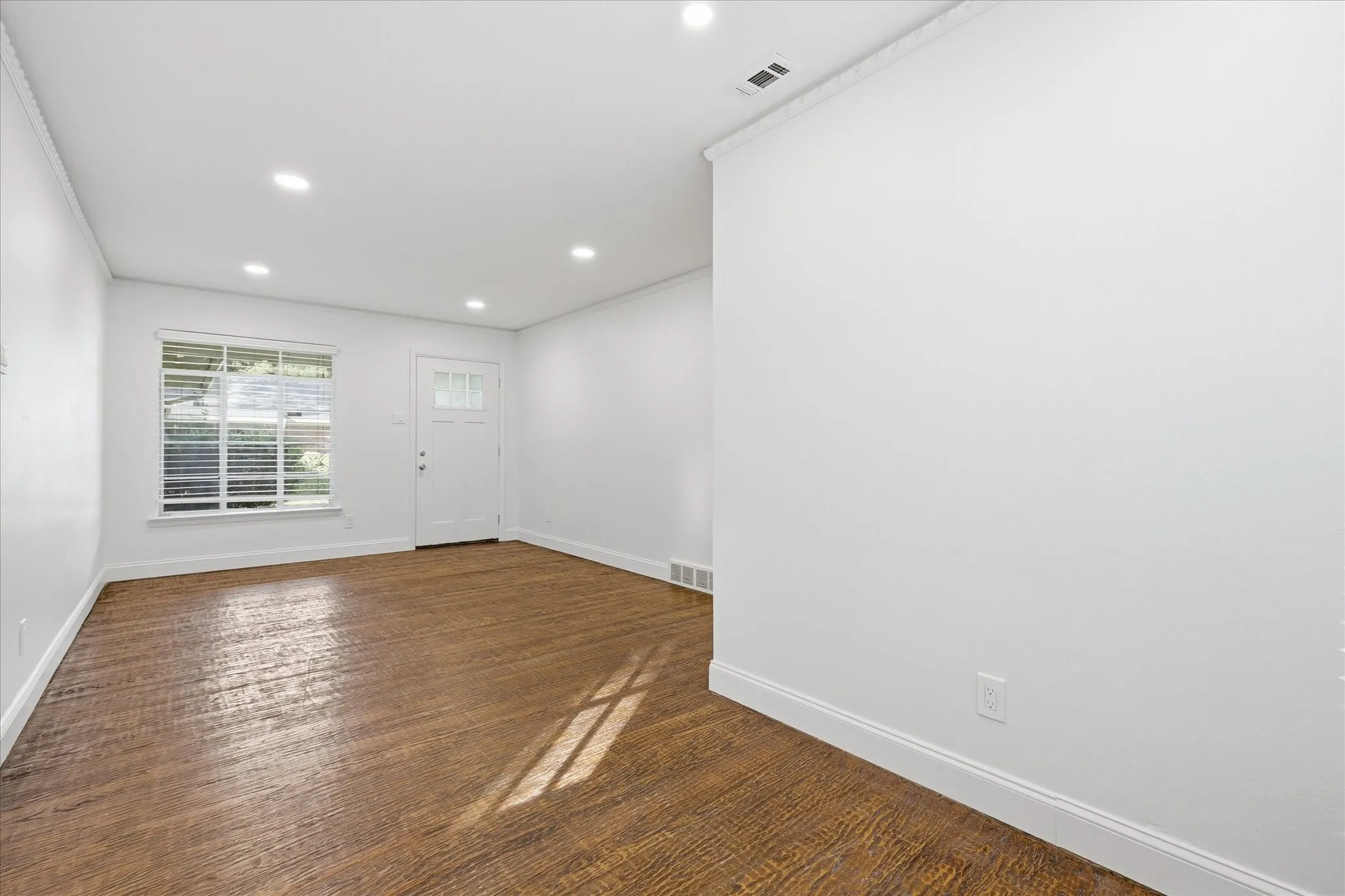 Duplex For Rent in Dallas County , 6607 E Mockingbird Lane, Dallas, Texas 75214, 2 Bedroom, 1 Bathroom, 2 Garage spaces, 847 Sqft, built in 1954, mls#21305141, Real Estate Agent in Dallas, Homes For Rent in Dallas county, Homes For Rent in Dallas, Realtor in Dallas Texas, Real Estate Brokerage Independent Realty Texas, Luminita Cordes Realtor