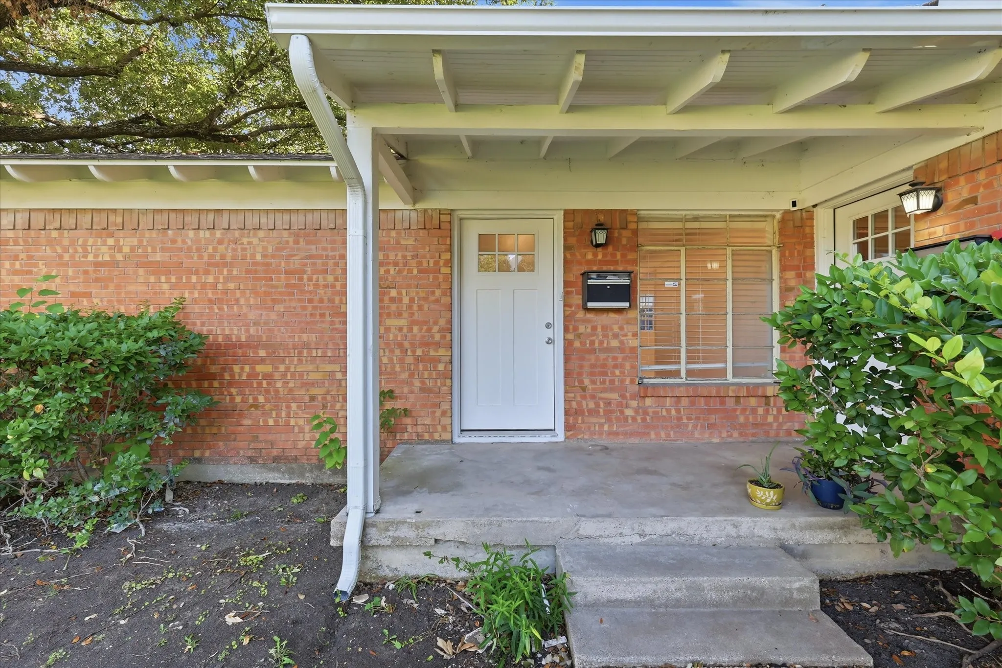 Duplex For Rent in Dallas County , 6607 E Mockingbird Lane, Dallas, Texas 75214, 2 Bedroom, 1 Bathroom, 2 Garage spaces, 847 Sqft, built in 1954, mls#21305141, Real Estate Agent in Dallas, Homes For Rent in Dallas county, Homes For Rent in Dallas, Realtor in Dallas Texas, Real Estate Brokerage Independent Realty Texas, Luminita Cordes Realtor