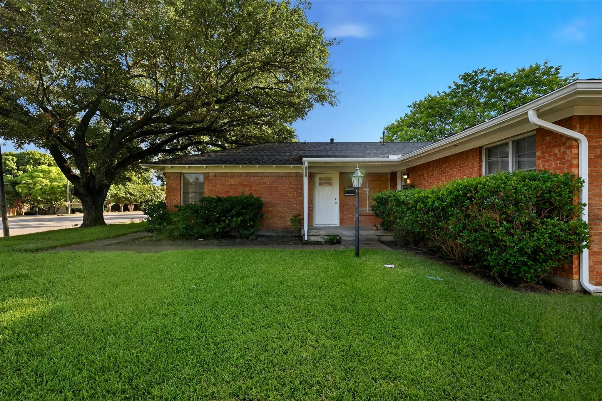Duplex For Rent in Dallas County , 6607 E Mockingbird Lane, Dallas, Texas 75214, 2 Bedroom, 1 Bathroom, 2 Garage spaces, 847 Sqft, built in 1954, mls#21305141, Real Estate Agent in Dallas, Homes For Rent in Dallas county, Homes For Rent in Dallas, Realtor in Dallas Texas, Real Estate Brokerage Independent Realty Texas, Luminita Cordes Realtor