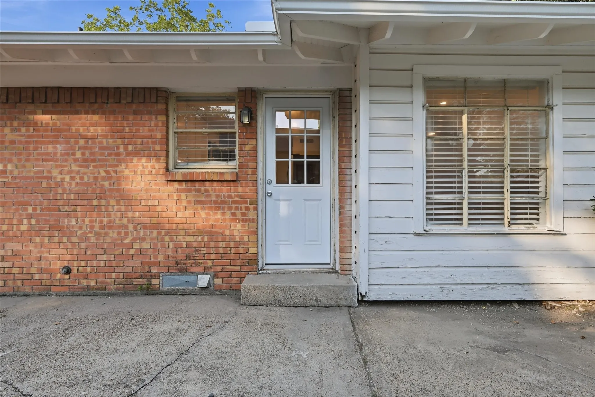 Duplex For Rent in Dallas County , 6607 E Mockingbird Lane, Dallas, Texas 75214, 2 Bedroom, 1 Bathroom, 2 Garage spaces, 847 Sqft, built in 1954, mls#21305141, Real Estate Agent in Dallas, Homes For Rent in Dallas county, Homes For Rent in Dallas, Realtor in Dallas Texas, Real Estate Brokerage Independent Realty Texas, Luminita Cordes Realtor