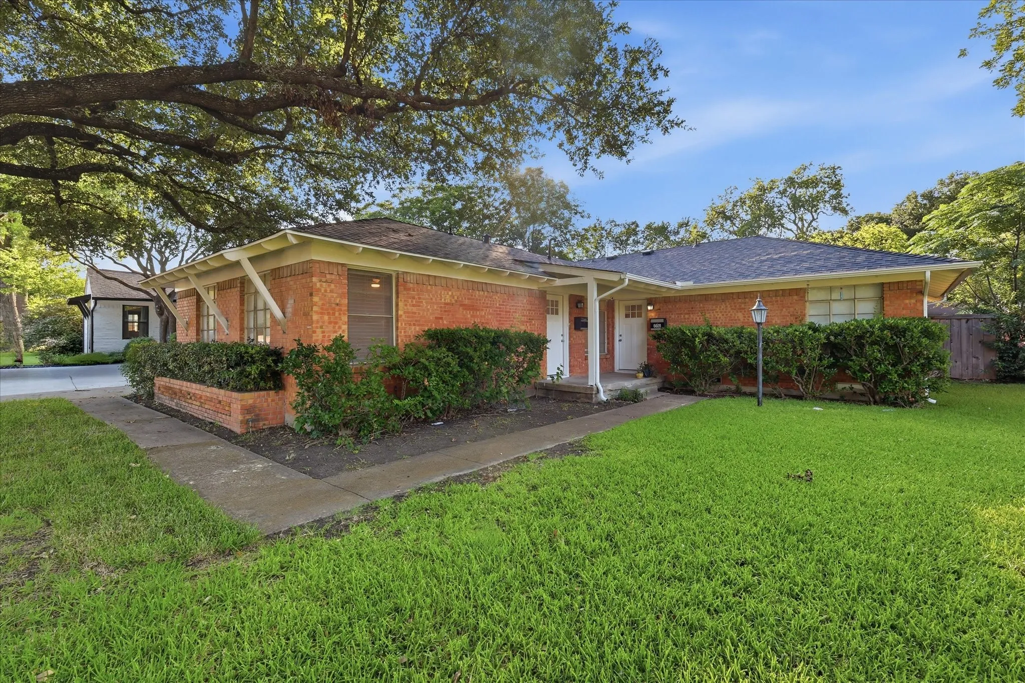Duplex For Rent in Dallas County , 6607 E Mockingbird Lane, Dallas, Texas 75214, 2 Bedroom, 1 Bathroom, 2 Garage spaces, 847 Sqft, built in 1954, mls#21305141, Real Estate Agent in Dallas, Homes For Rent in Dallas county, Homes For Rent in Dallas, Realtor in Dallas Texas, Real Estate Brokerage Independent Realty Texas, Luminita Cordes Realtor