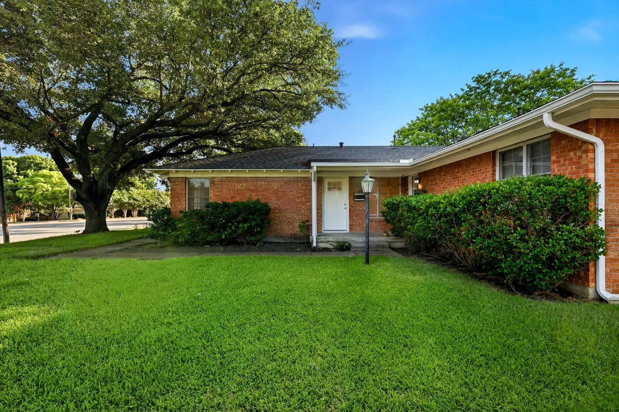 Duplex For Rent in Dallas County , 6607 E Mockingbird Lane, Dallas, Texas 75214, 2 Bedroom, 1 Bathroom, 2 Garage spaces, 847 Sqft, built in 1954, mls#21305141, Real Estate Agent in Dallas, Homes For Rent in Dallas county, Homes For Rent in Dallas, Realtor in Dallas Texas, Real Estate Brokerage Independent Realty Texas, Luminita Cordes Realtor