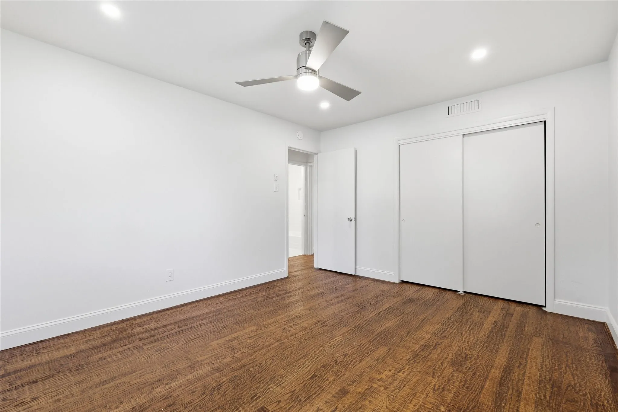 Duplex For Rent in Dallas County , 6607 E Mockingbird Lane, Dallas, Texas 75214, 2 Bedroom, 1 Bathroom, 2 Garage spaces, 847 Sqft, built in 1954, mls#21305141, Real Estate Agent in Dallas, Homes For Rent in Dallas county, Homes For Rent in Dallas, Realtor in Dallas Texas, Real Estate Brokerage Independent Realty Texas, Luminita Cordes Realtor