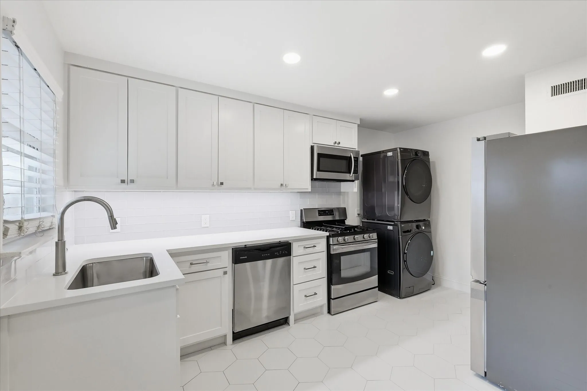 Duplex For Rent in Dallas County , 6607 E Mockingbird Lane, Dallas, Texas 75214, 2 Bedroom, 1 Bathroom, 2 Garage spaces, 847 Sqft, built in 1954, mls#21305141, Real Estate Agent in Dallas, Homes For Rent in Dallas county, Homes For Rent in Dallas, Realtor in Dallas Texas, Real Estate Brokerage Independent Realty Texas, Luminita Cordes Realtor